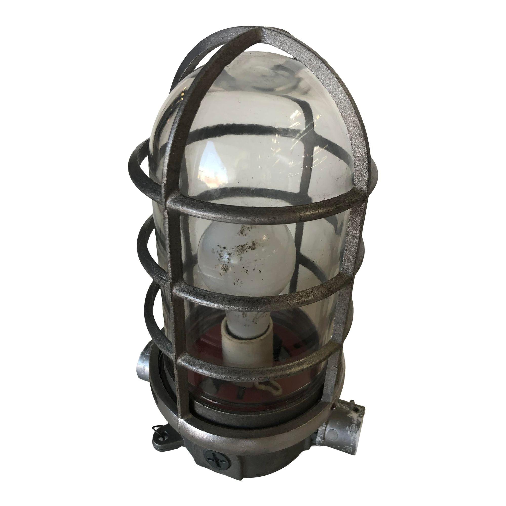 Lámpara industrial de hierro con jaula de cristal de vapor marino Patinado en venta
