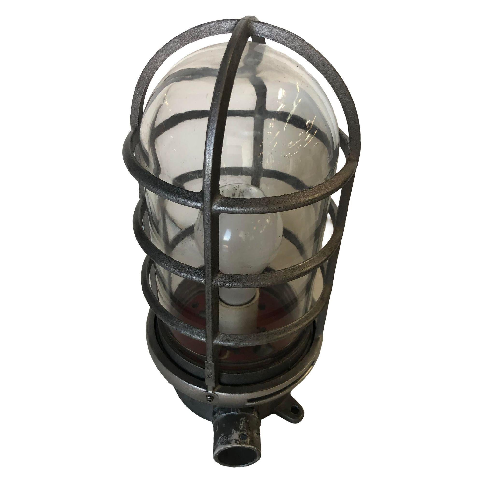 Lámpara industrial de hierro con jaula de cristal de vapor marino en Excelente estado para la venta en Van Nuys, CA