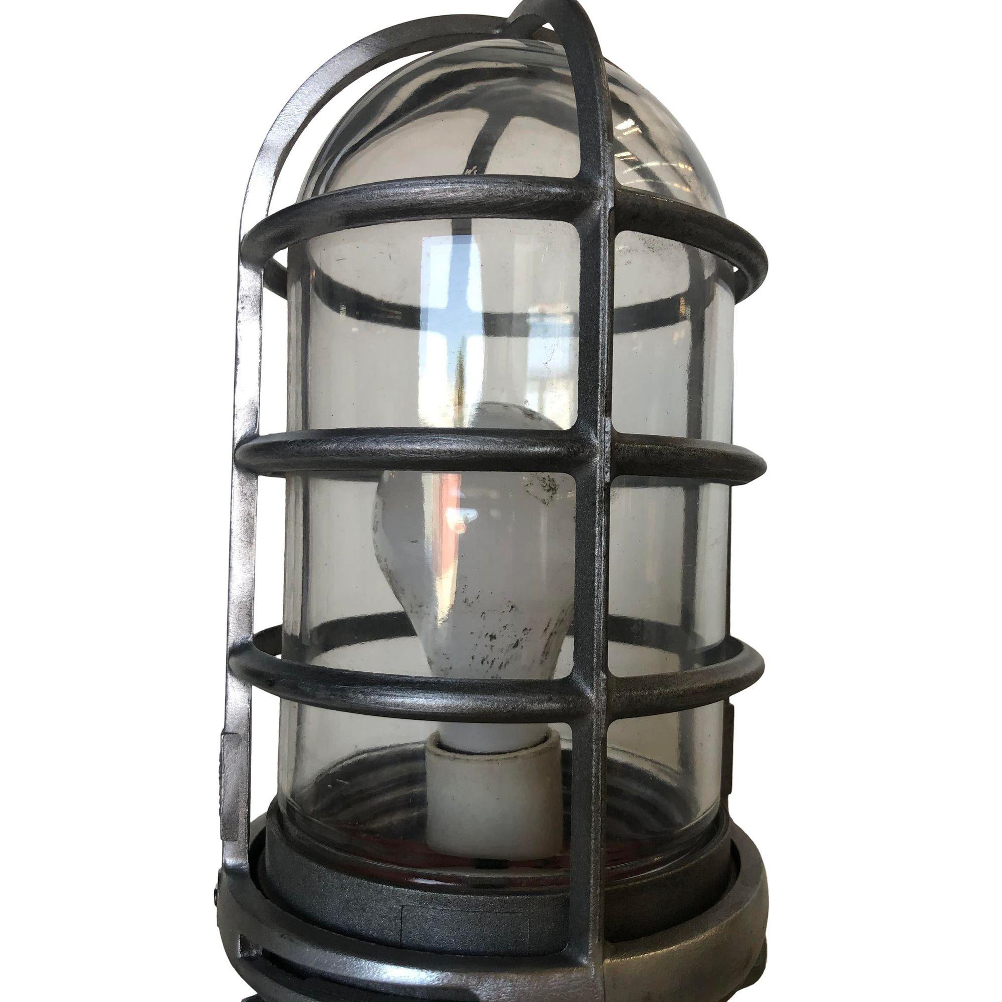 Lámpara industrial de hierro con jaula de cristal de vapor marino finales del siglo XX en venta