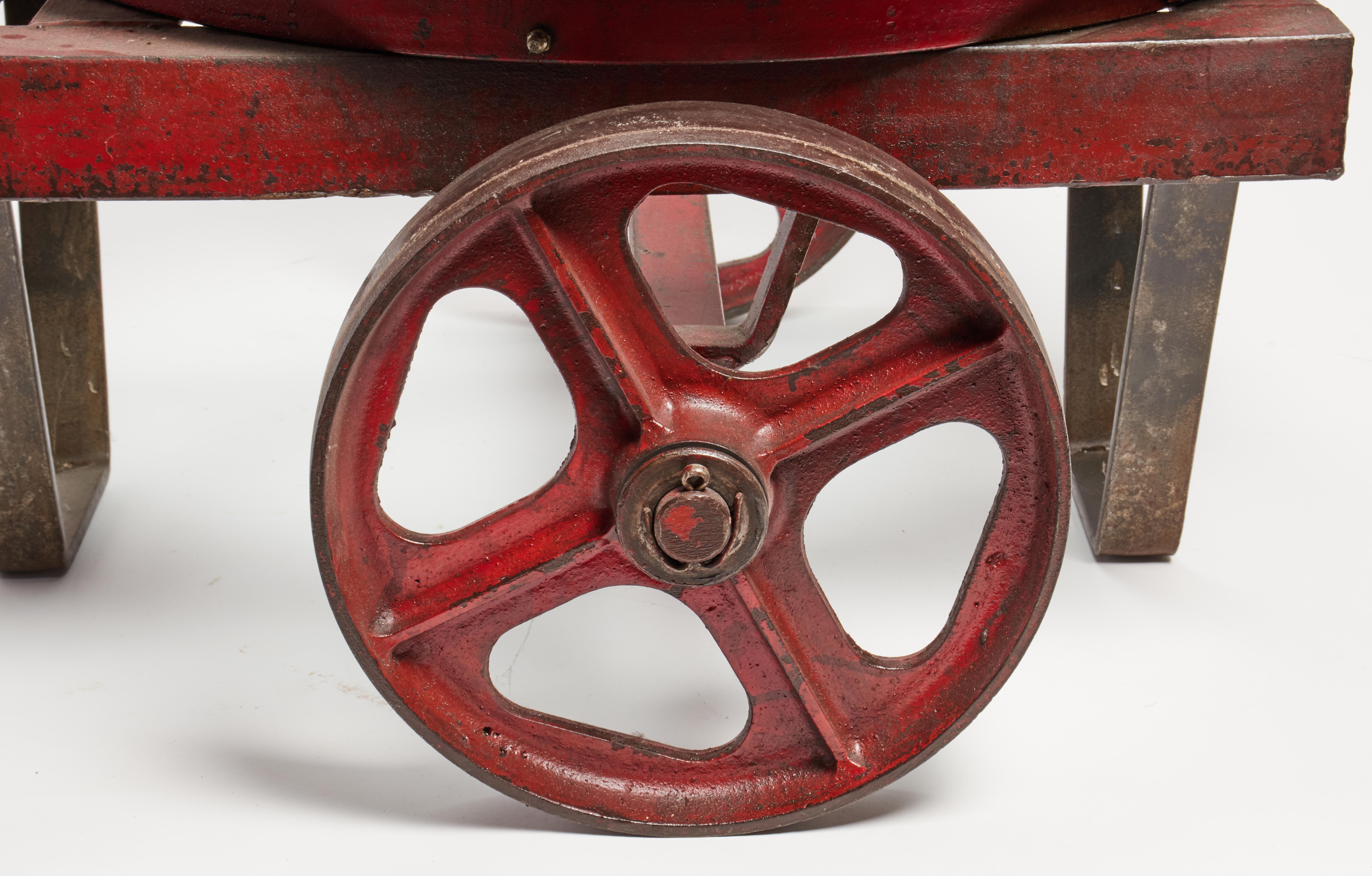 Chariot industriel en fer avec roues, Italie, 1930 Excellent état - En vente à Milan, IT