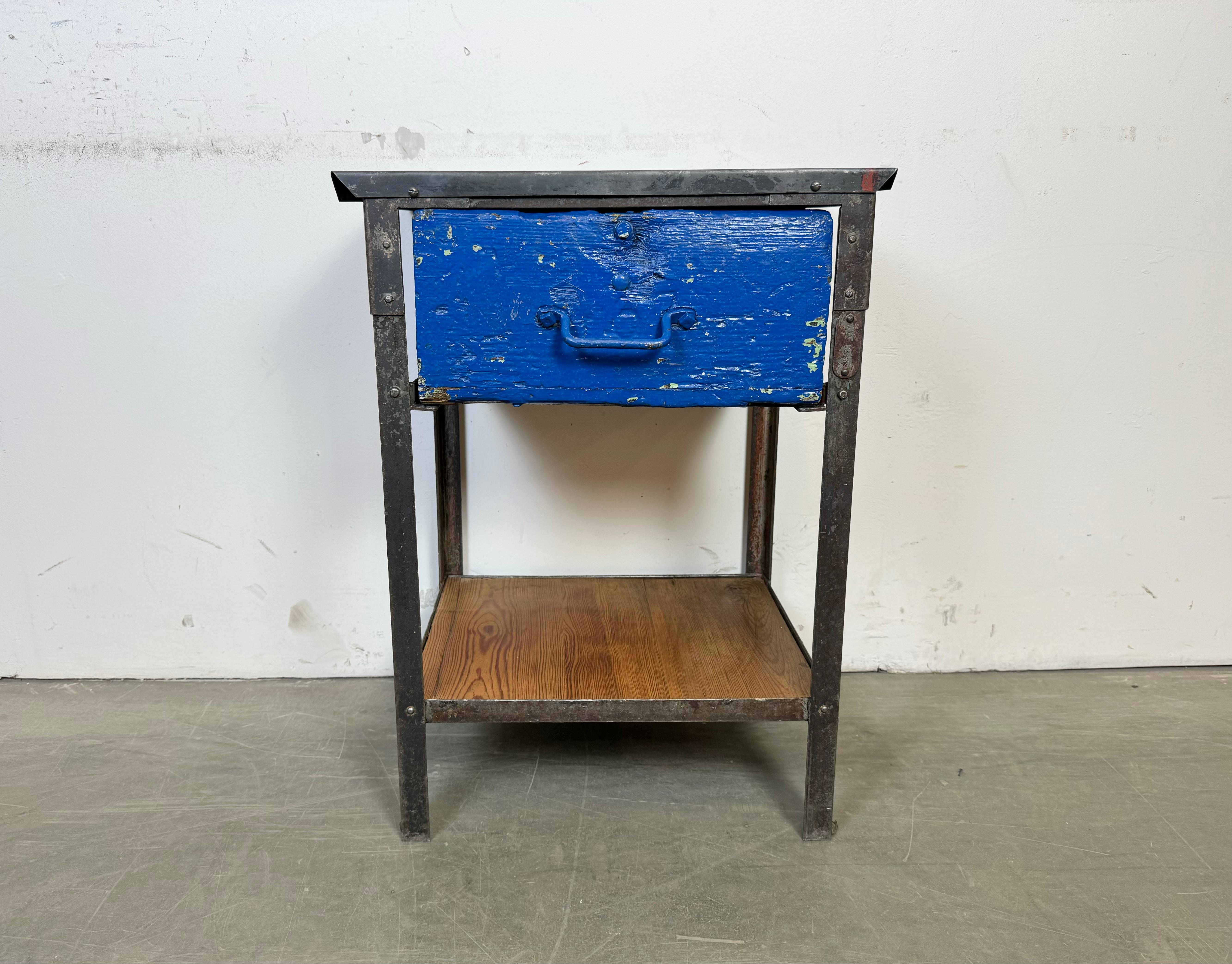 Questa cassettiera industriale vintage è stata realizzata nell'ex Cecoslovacchia negli anni Cinquanta. Presenta una struttura in ferro e un cassetto e un ripiano in legno.
Dimensioni del cassetto :
- Larghezza 37 cm, profondità 32 cm, altezza 16 cm