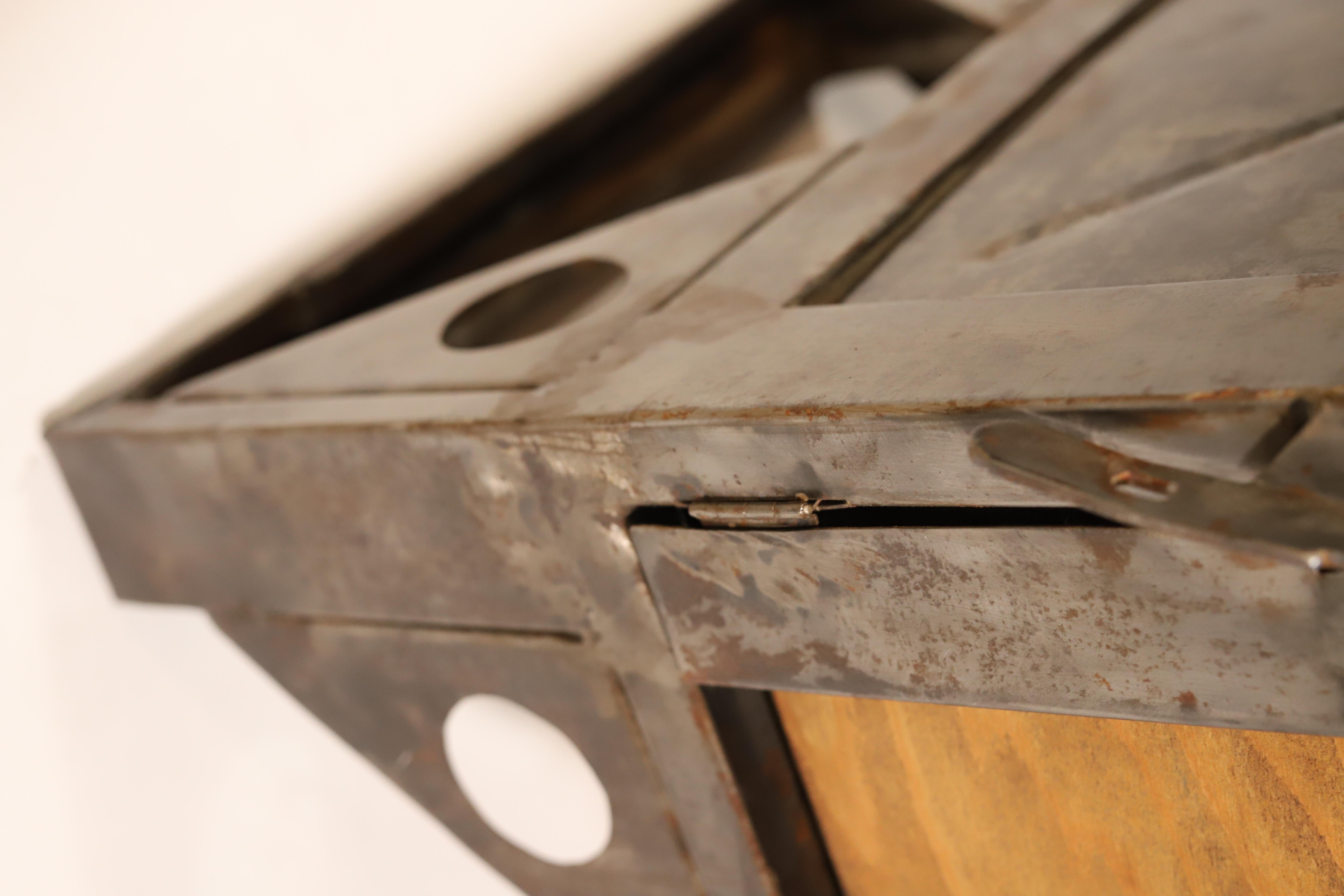 Cassettiera industriale in ferro degli anni '50, Cecoslovacchia in vendita 10