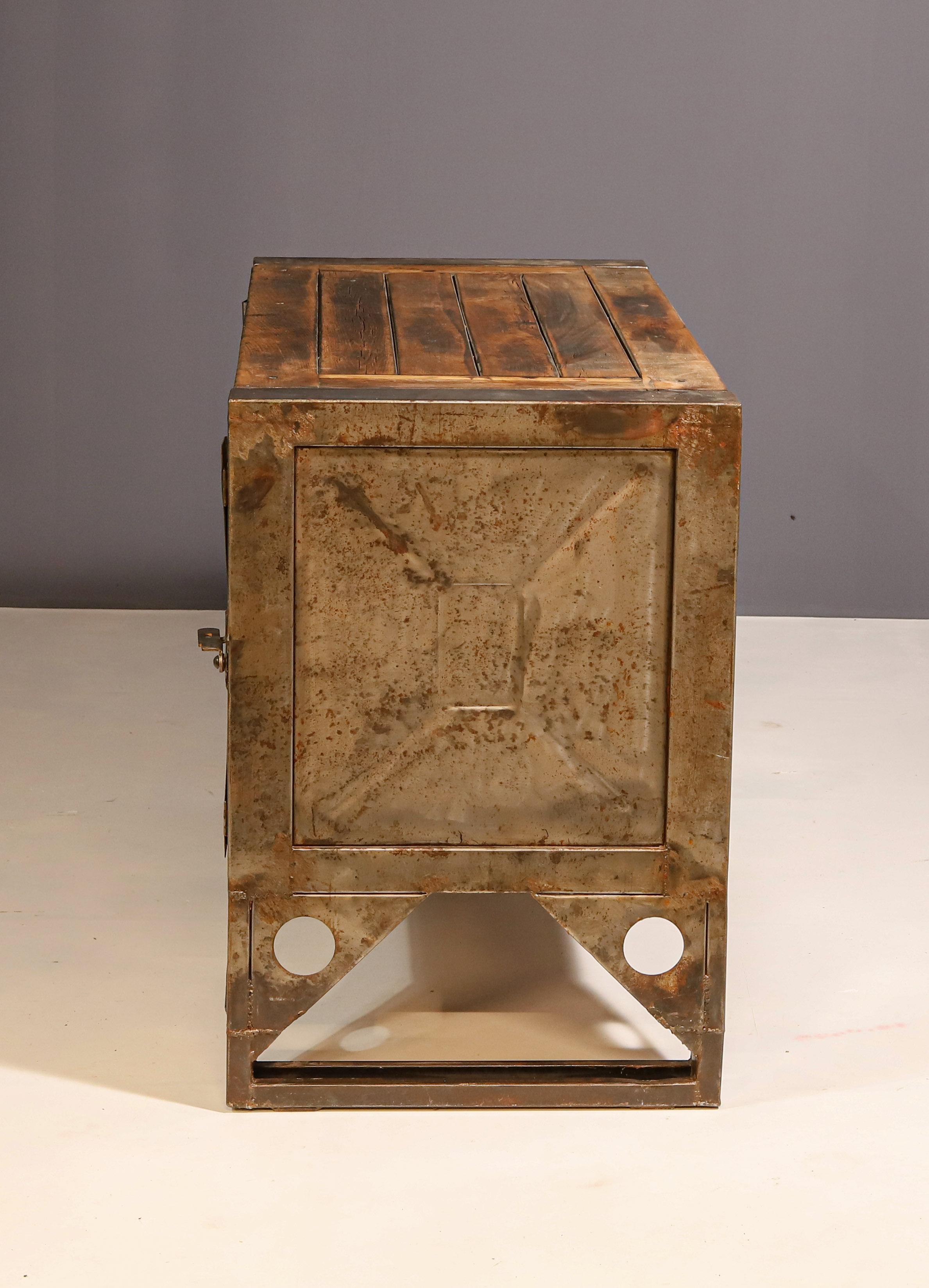 Cassettiera industriale in ferro degli anni '50, Cecoslovacchia In condizioni buone in vendita a Prague 8, CZ