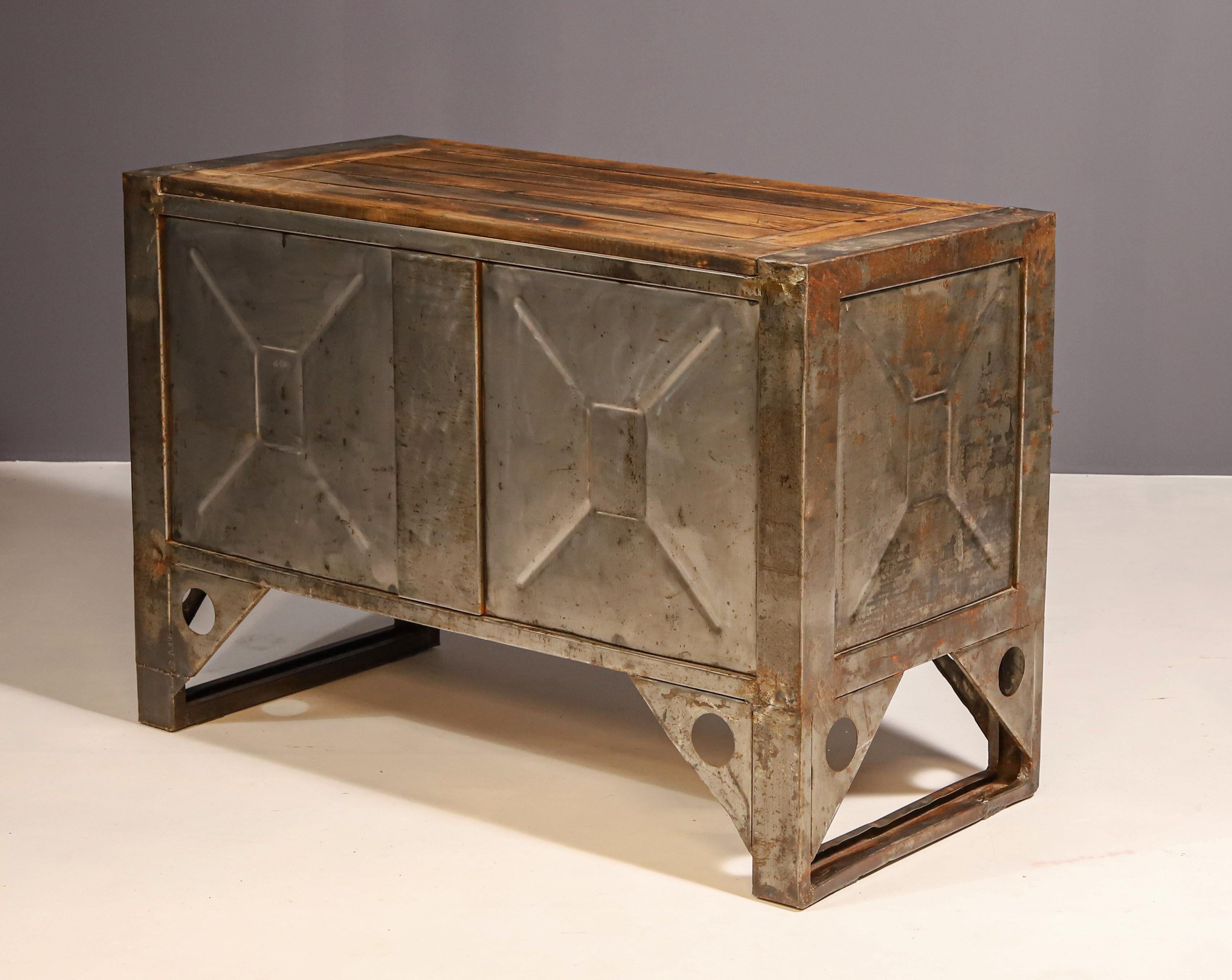 Ferro Cassettiera industriale in ferro degli anni '50, Cecoslovacchia in vendita