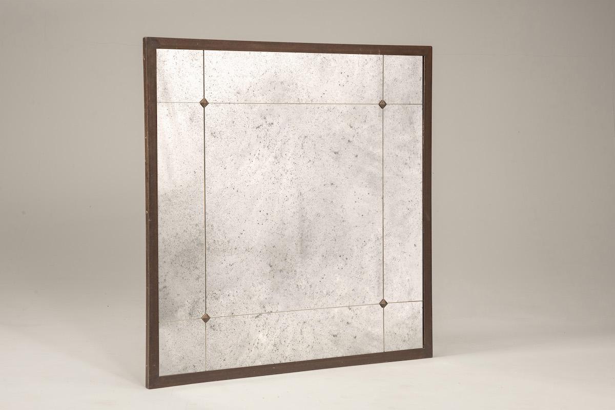 Italiano Specchio industriale in ferro bianco e nero con borchie  140×140 CM in vendita