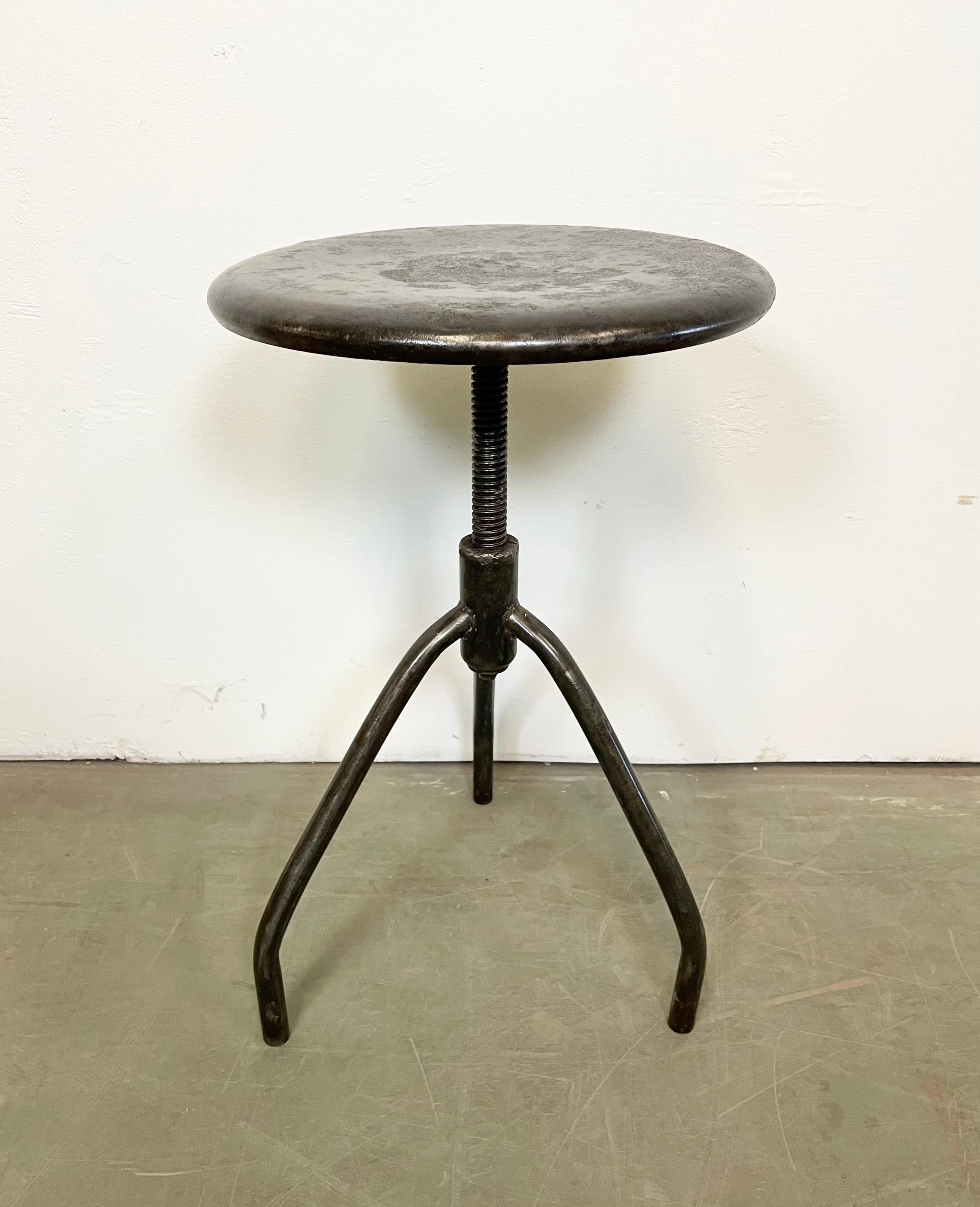 Industrial height adjustable stool made in former Czechoslovakia during the 1950s.
Min.- Max. height : 40 cm - 53 cm.
Seat diameter : 34 cm.
Weight. : 4 kg.