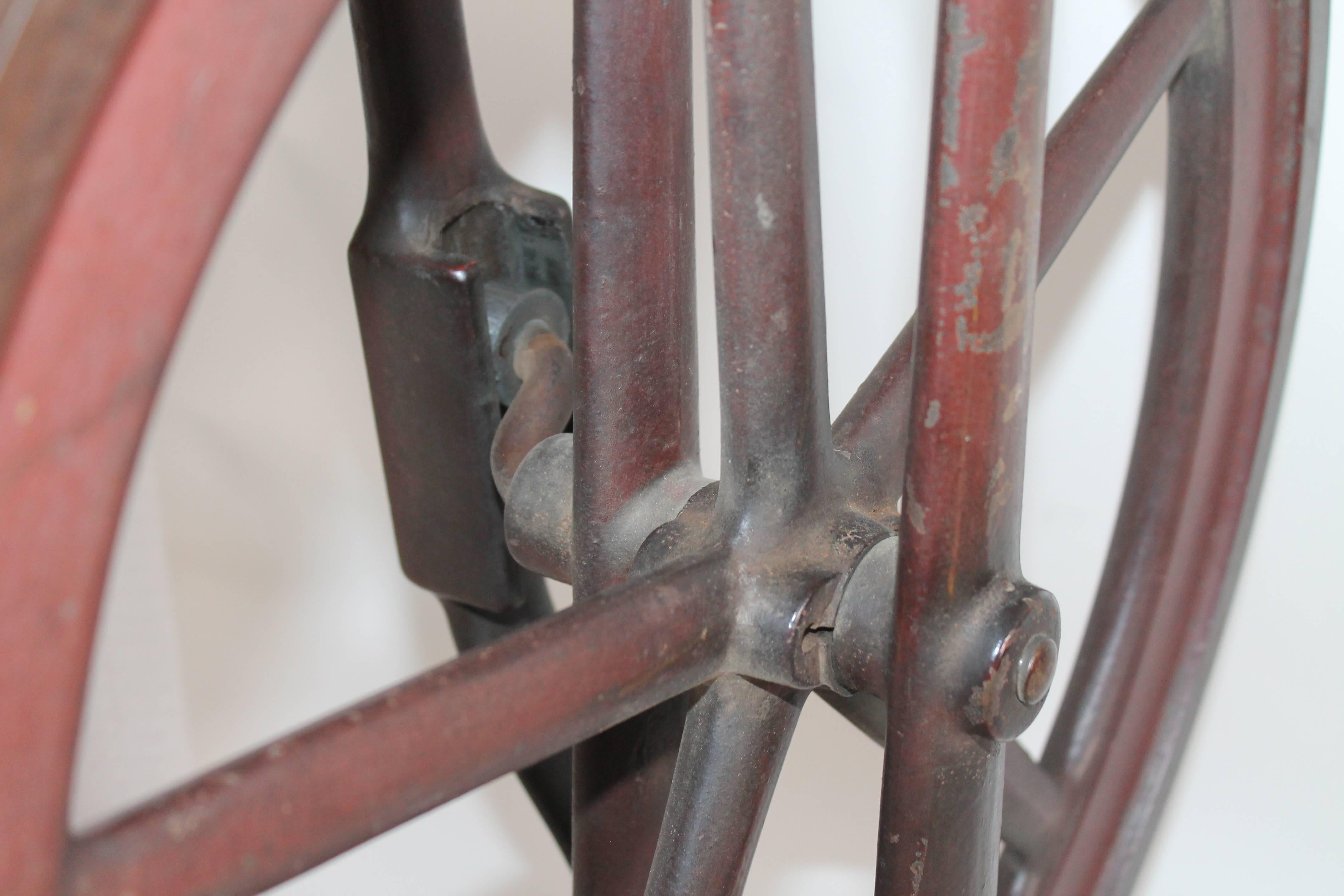 Industrielles Eisenrad aus dem 19. Jahrhundert, original bemalt (Maschinell gefertigt) im Angebot