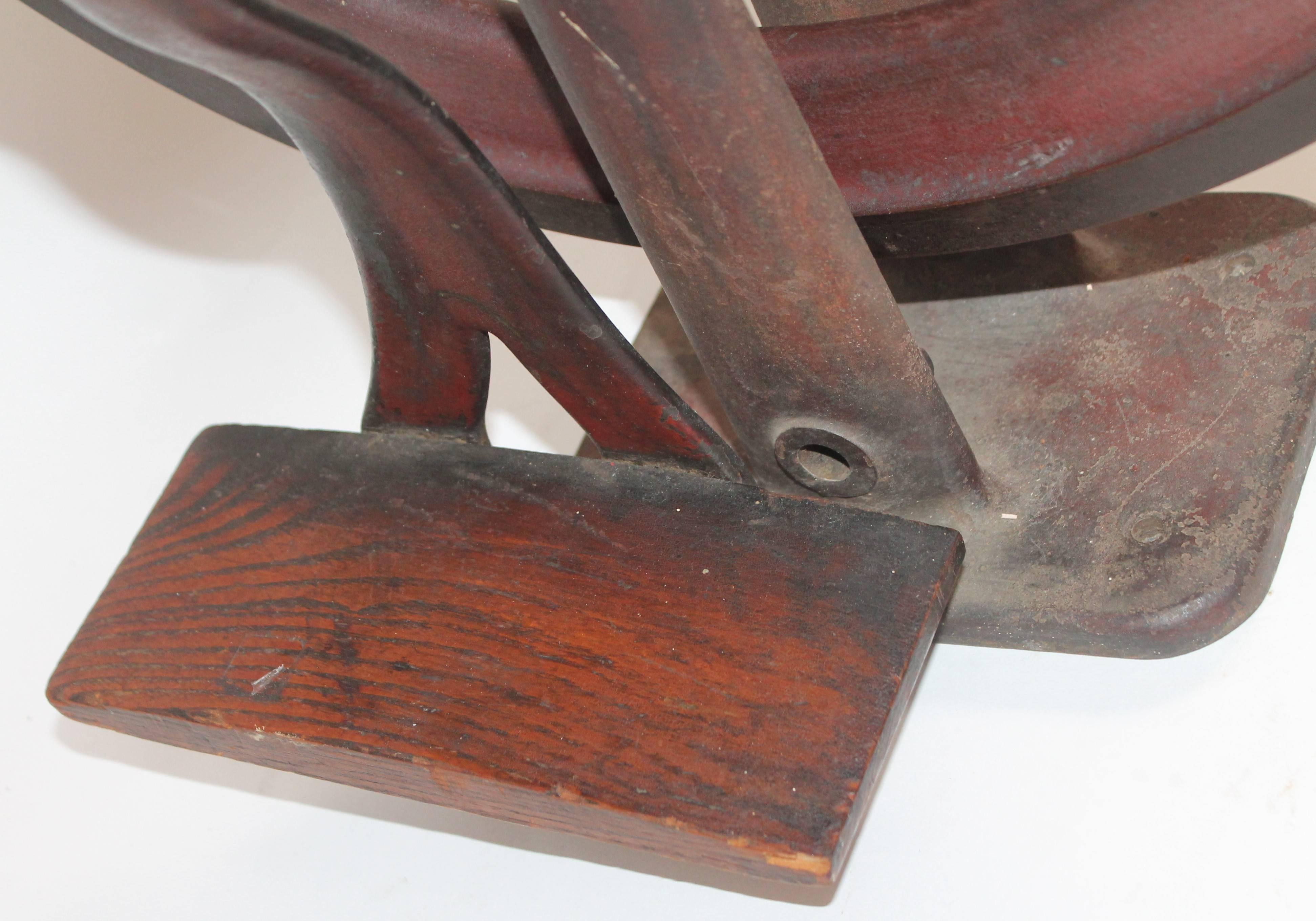 Industrielles Eisenrad aus dem 19. Jahrhundert, original bemalt im Angebot 1