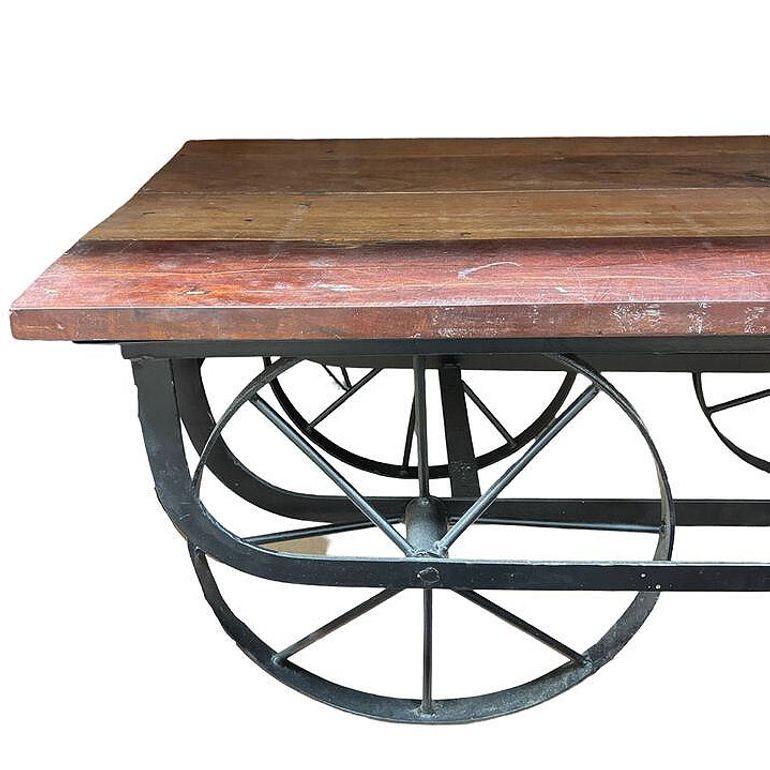 Industrieller Couchtisch aus Eisen und Holz im Eisenbahnstil, Rolling Trolly Cart, Couchtisch im Angebot 1