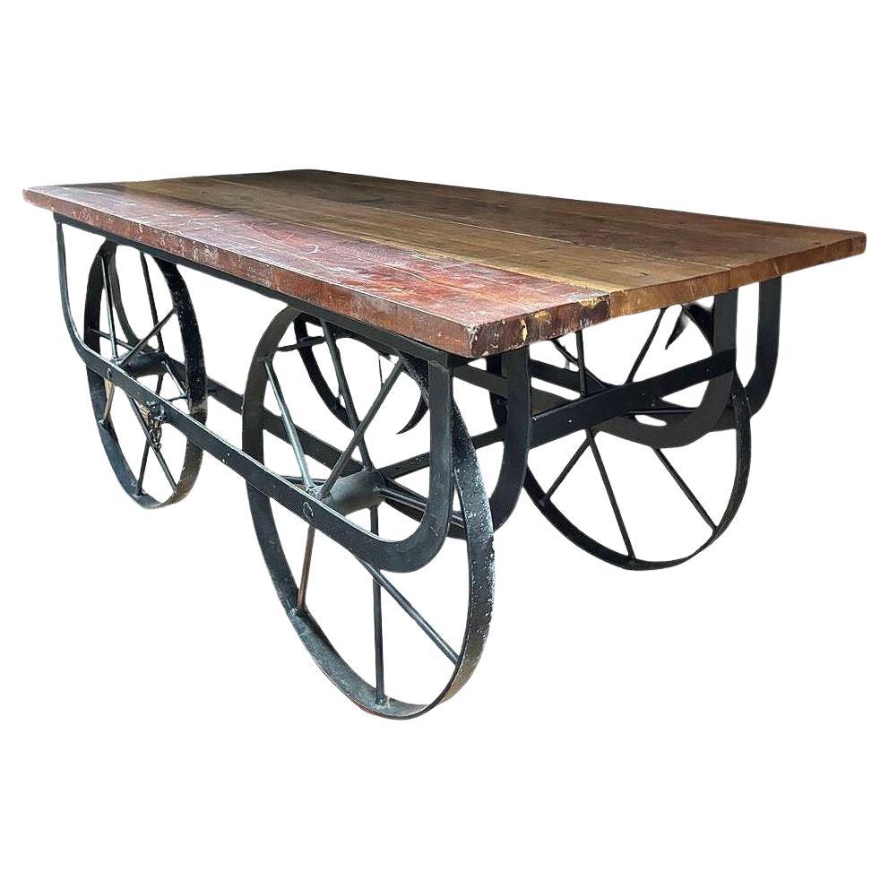 Table basse de chariot roulant de style ferroviaire industriel en fer et bois
