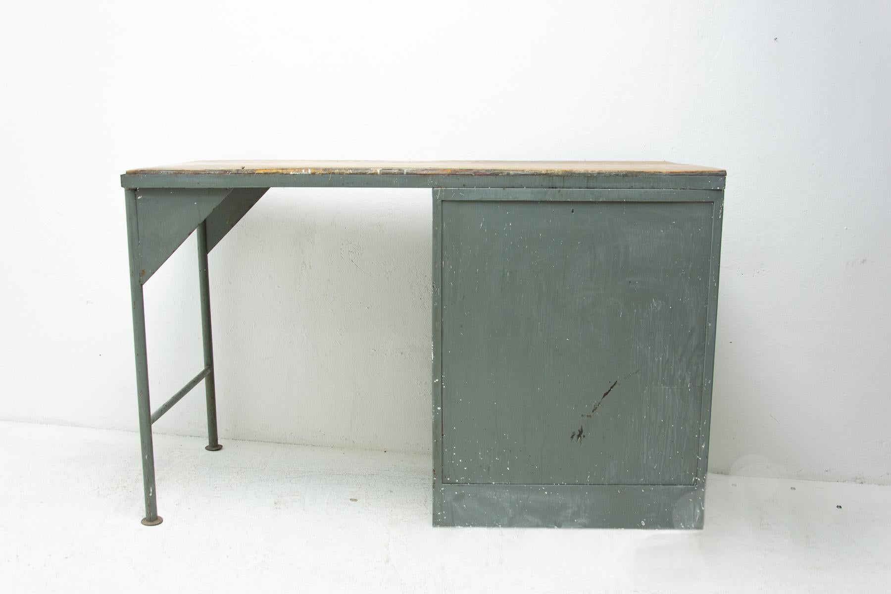 Industrieller Schreibtisch aus Eisen aus den 1950er Jahren, Tschechoslowakei im Angebot 8