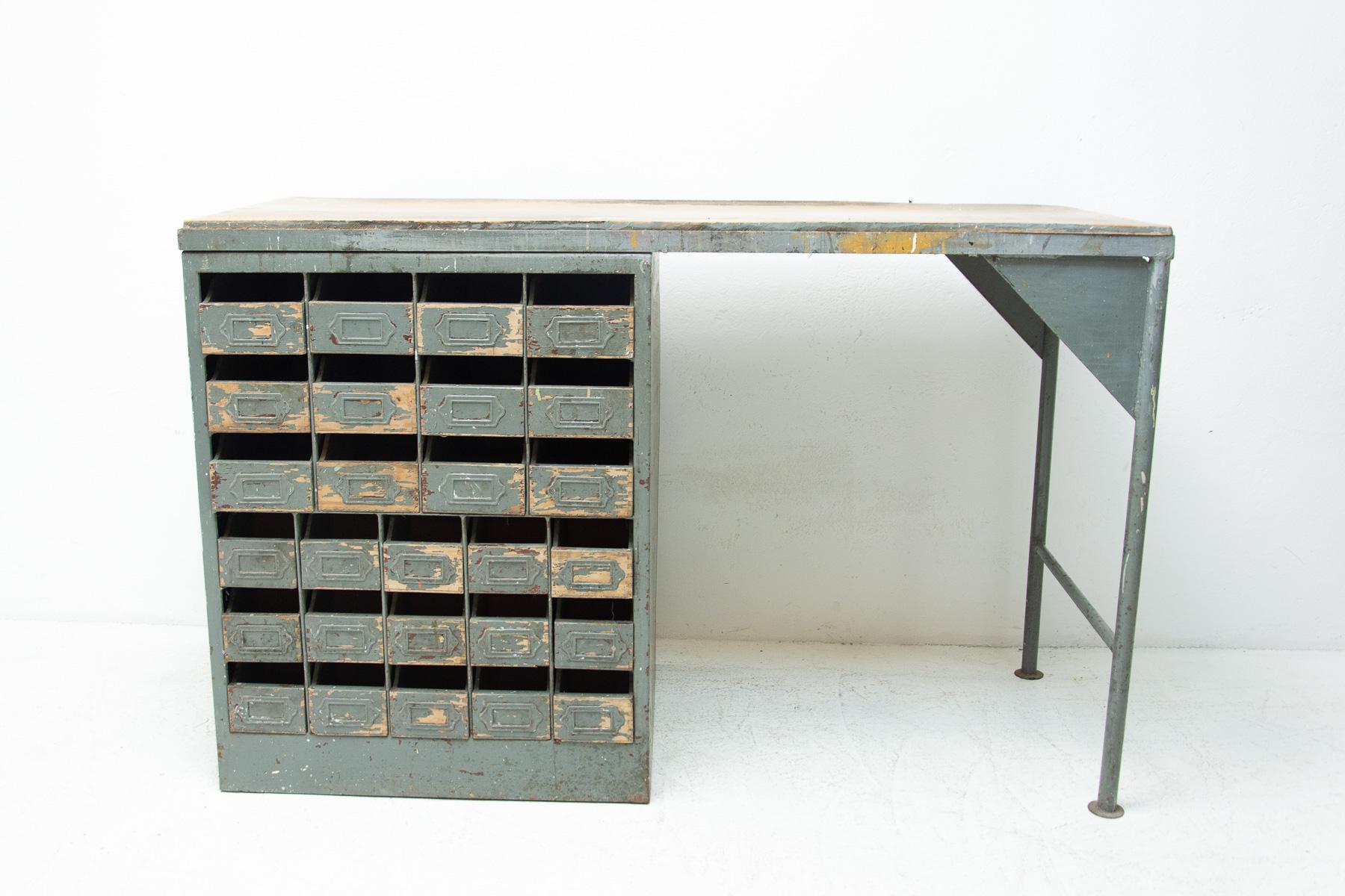 Industrieller Schreibtisch aus Eisen aus den 1950er Jahren, Tschechoslowakei im Angebot 9