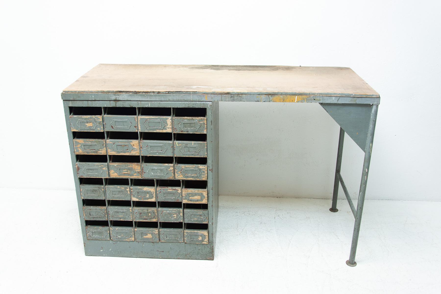 Industrieller Schreibtisch aus Eisen aus den 1950er Jahren, Tschechoslowakei im Angebot 10