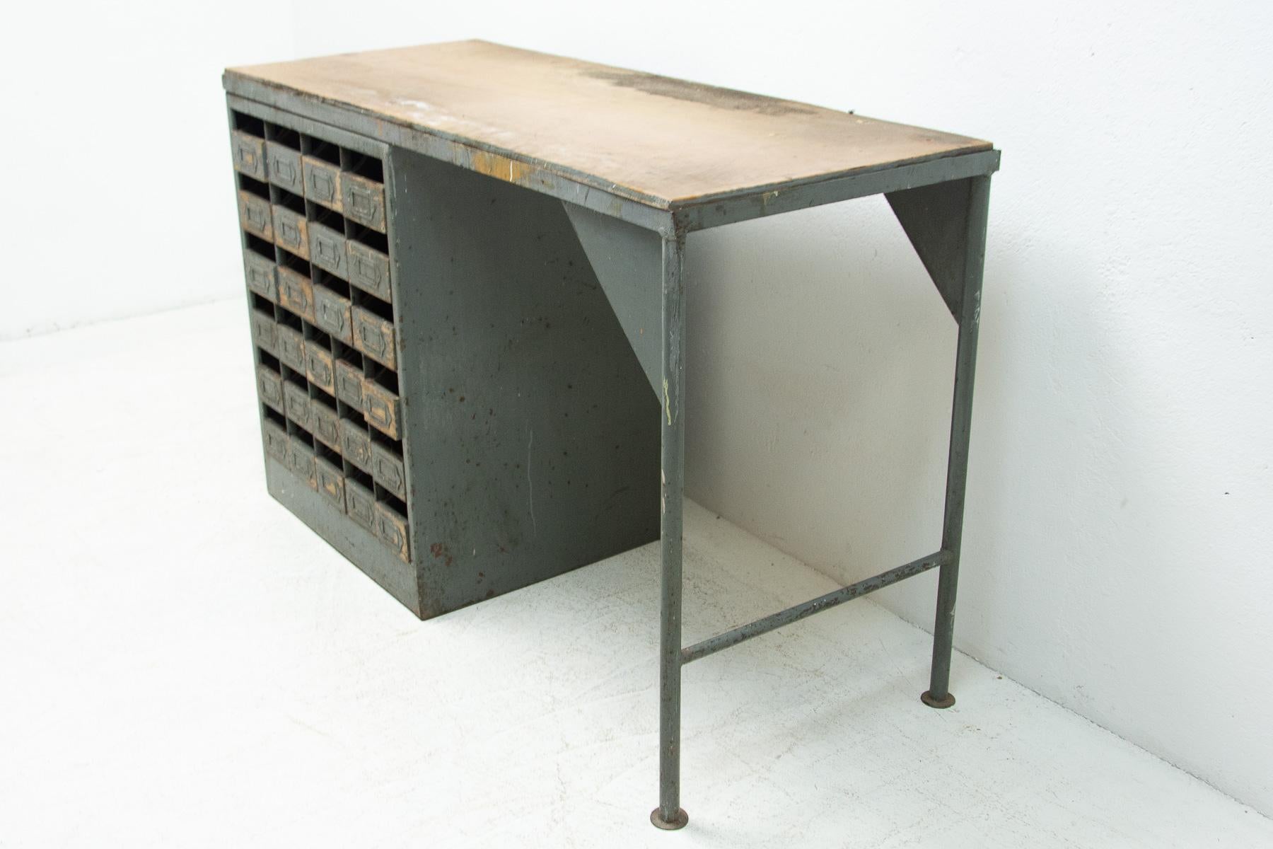 Industrieller Schreibtisch aus Eisen aus den 1950er Jahren, Tschechoslowakei im Zustand „Gut“ im Angebot in Prague 8, CZ
