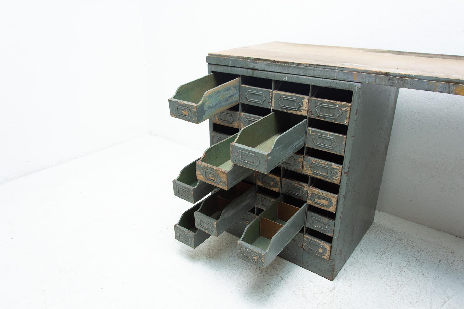 Industrieller Schreibtisch aus Eisen aus den 1950er Jahren, Tschechoslowakei im Angebot 1