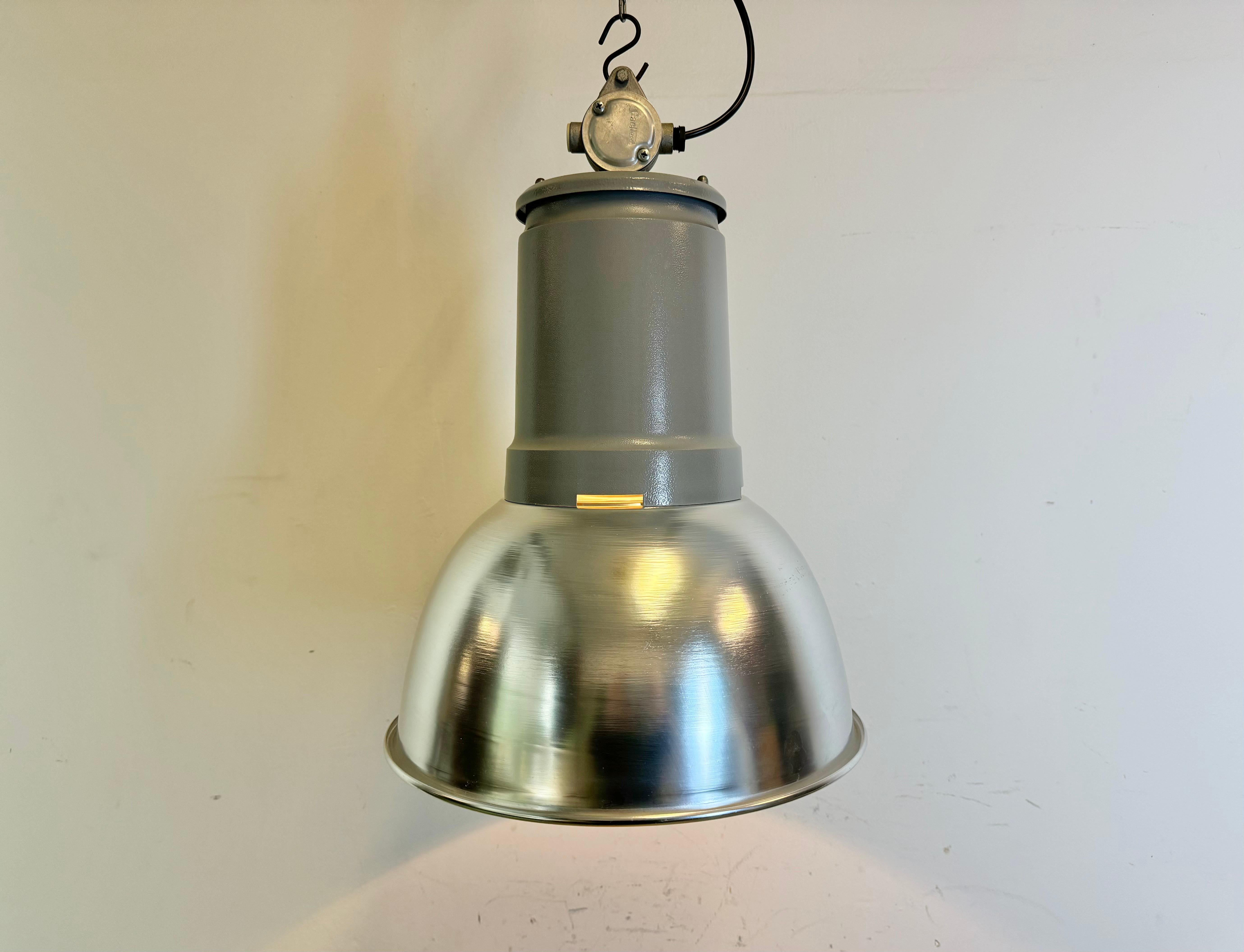 Lampada a sospensione industriale italiana in alluminio di Fael Luce, anni '70 in vendita 7