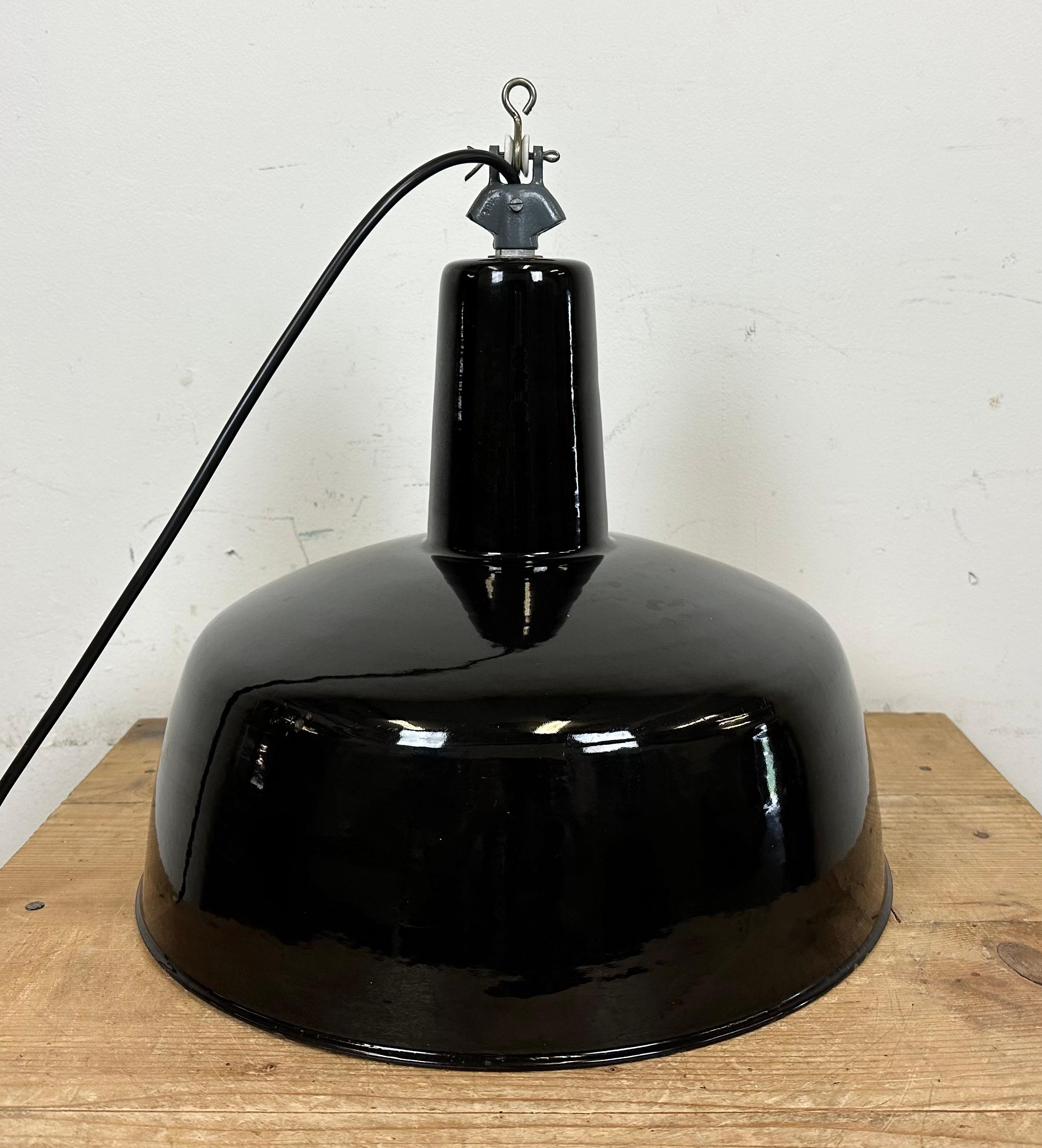 Industrial Italian Black Enamel Factory Lamp with Cast Iron Top, 1960s 7