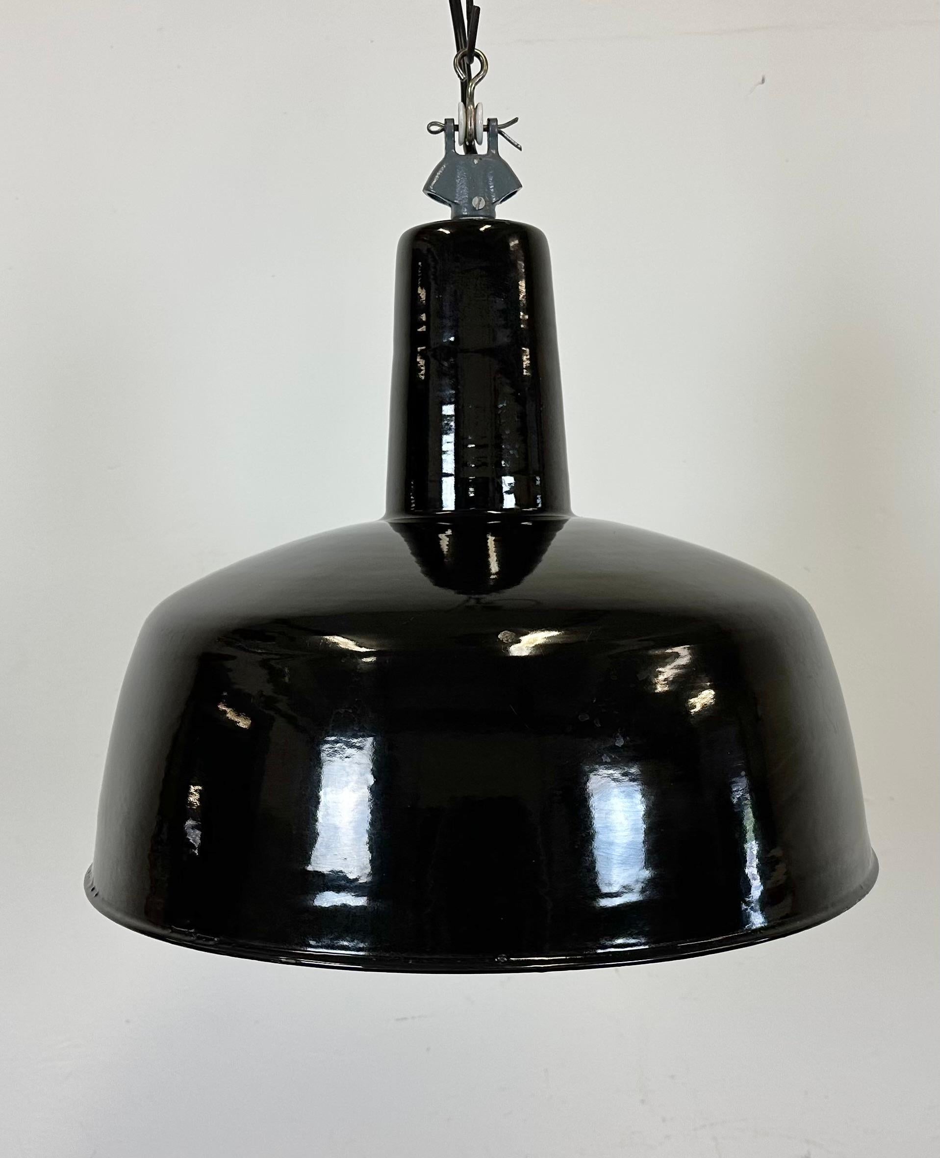 Industrial Italian Black Enamel Factory Lamp with Cast Iron Top, 1960s In Good Condition In Kojetice, CZ