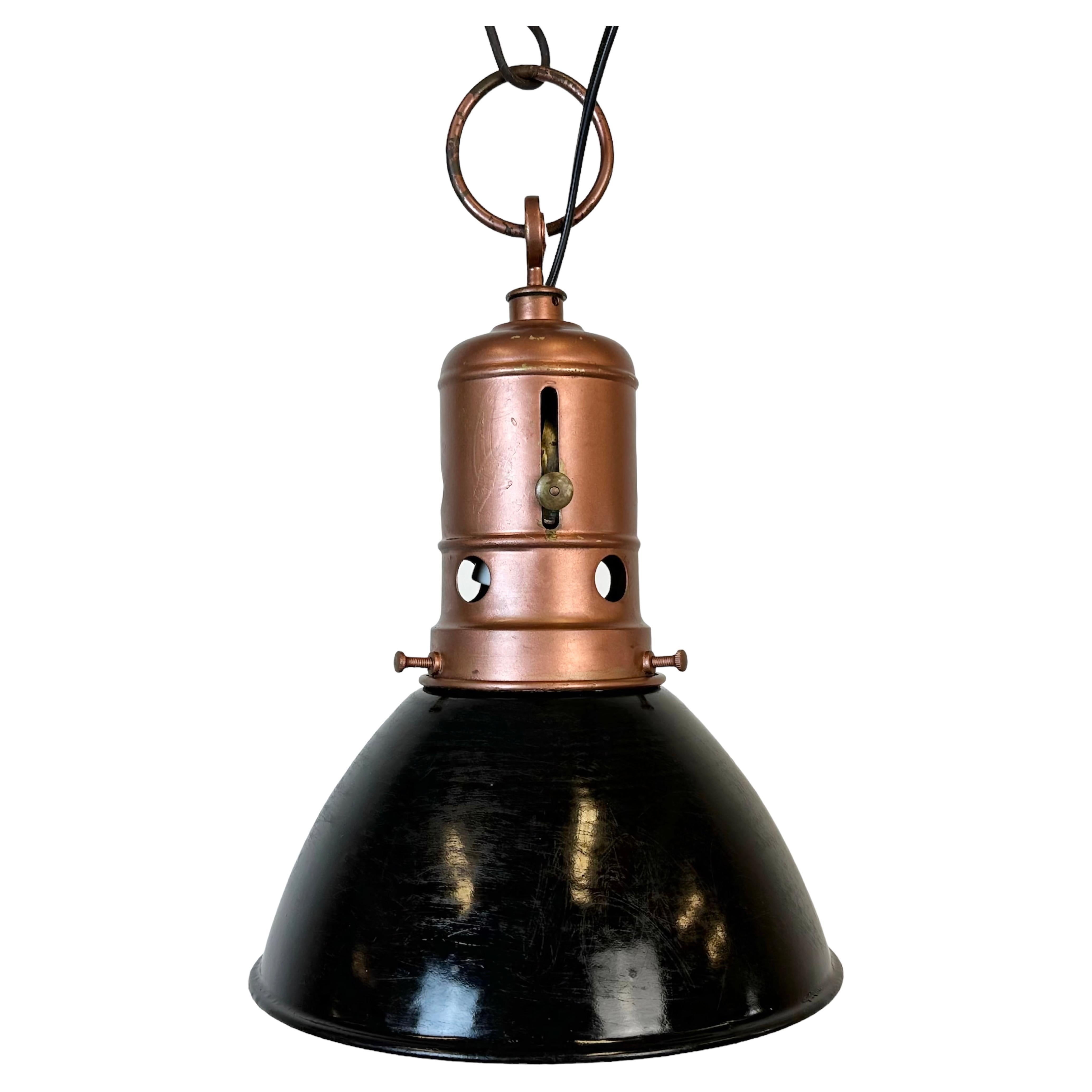 Lampe d'usine industrielle italienne en émail noir avec couvercle en fer, années 1950 en vente