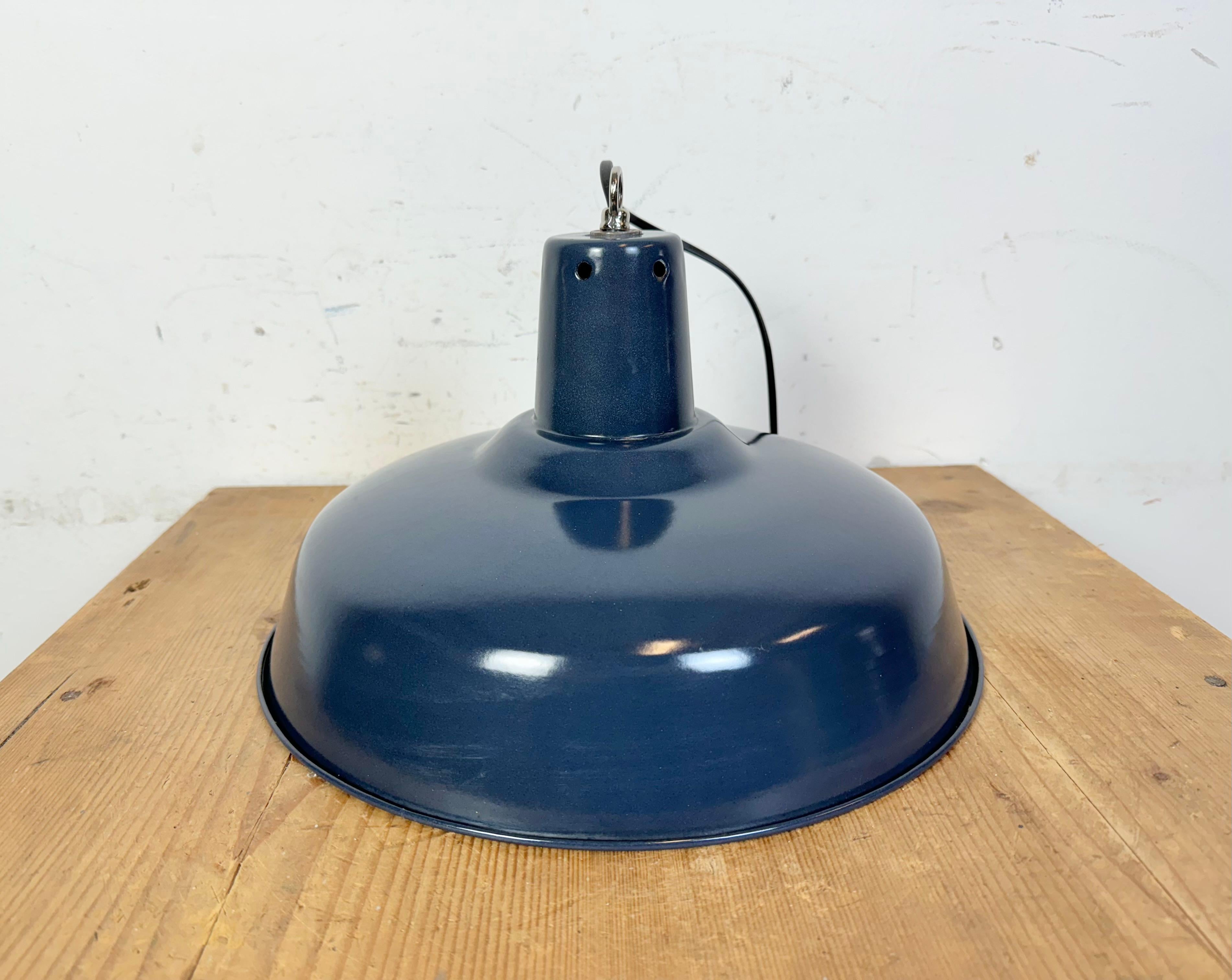 Lampe à suspension industrielle italienne bleu foncé émaillé, années 1960 en vente 4