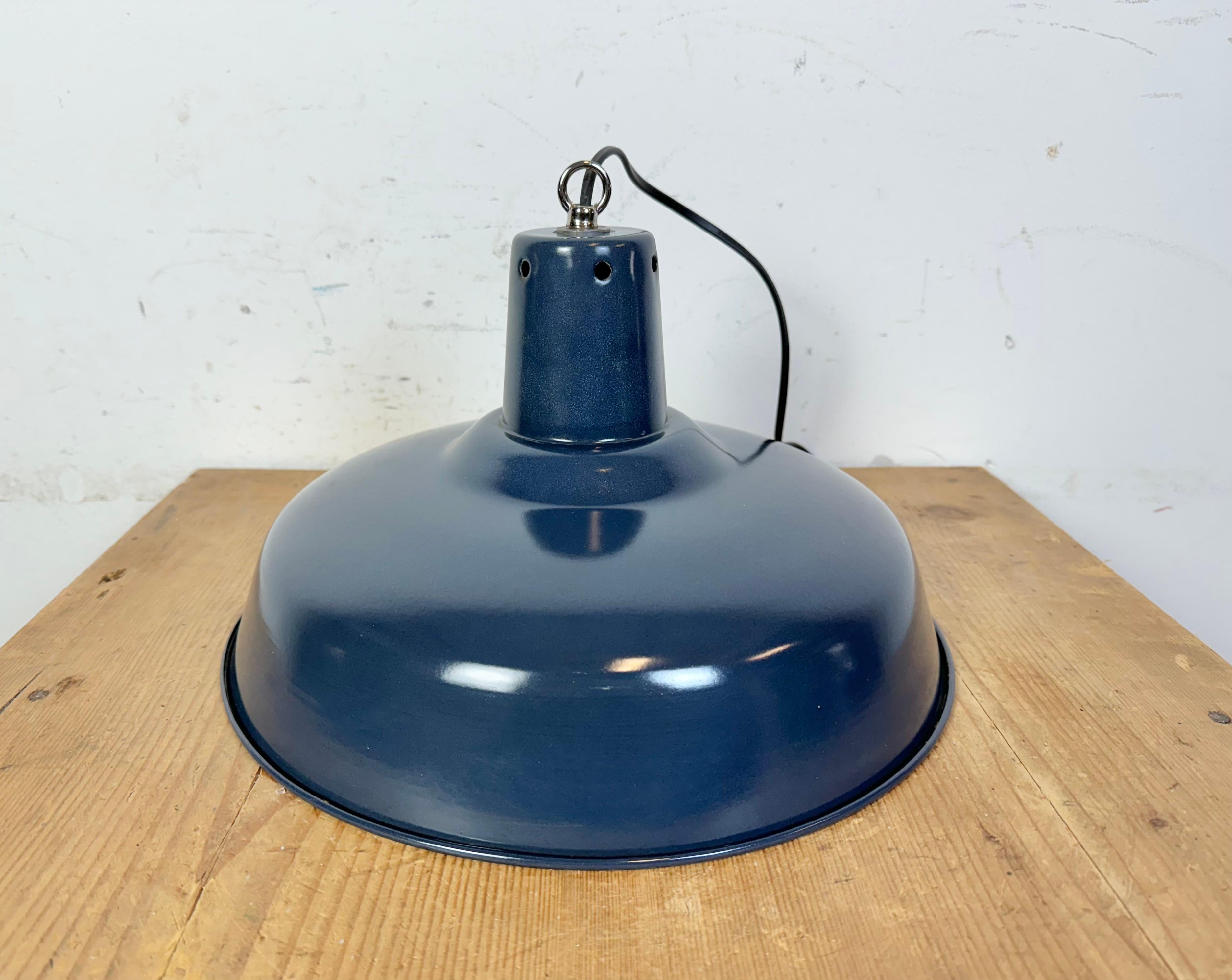Lampe à suspension industrielle italienne bleu foncé émaillé, années 1960 en vente 5