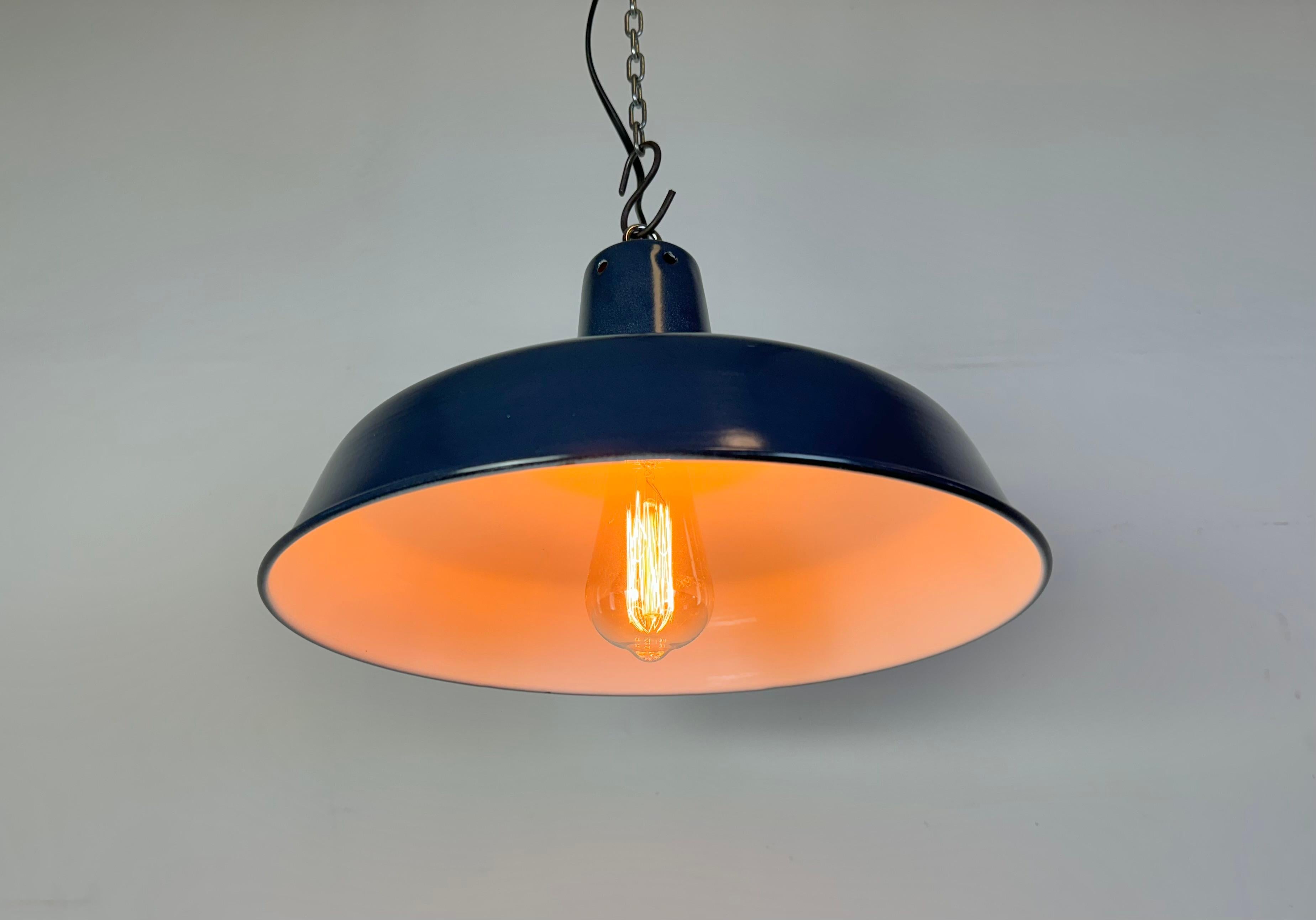 Lampe à suspension industrielle italienne bleu foncé émaillé, années 1960 en vente 6