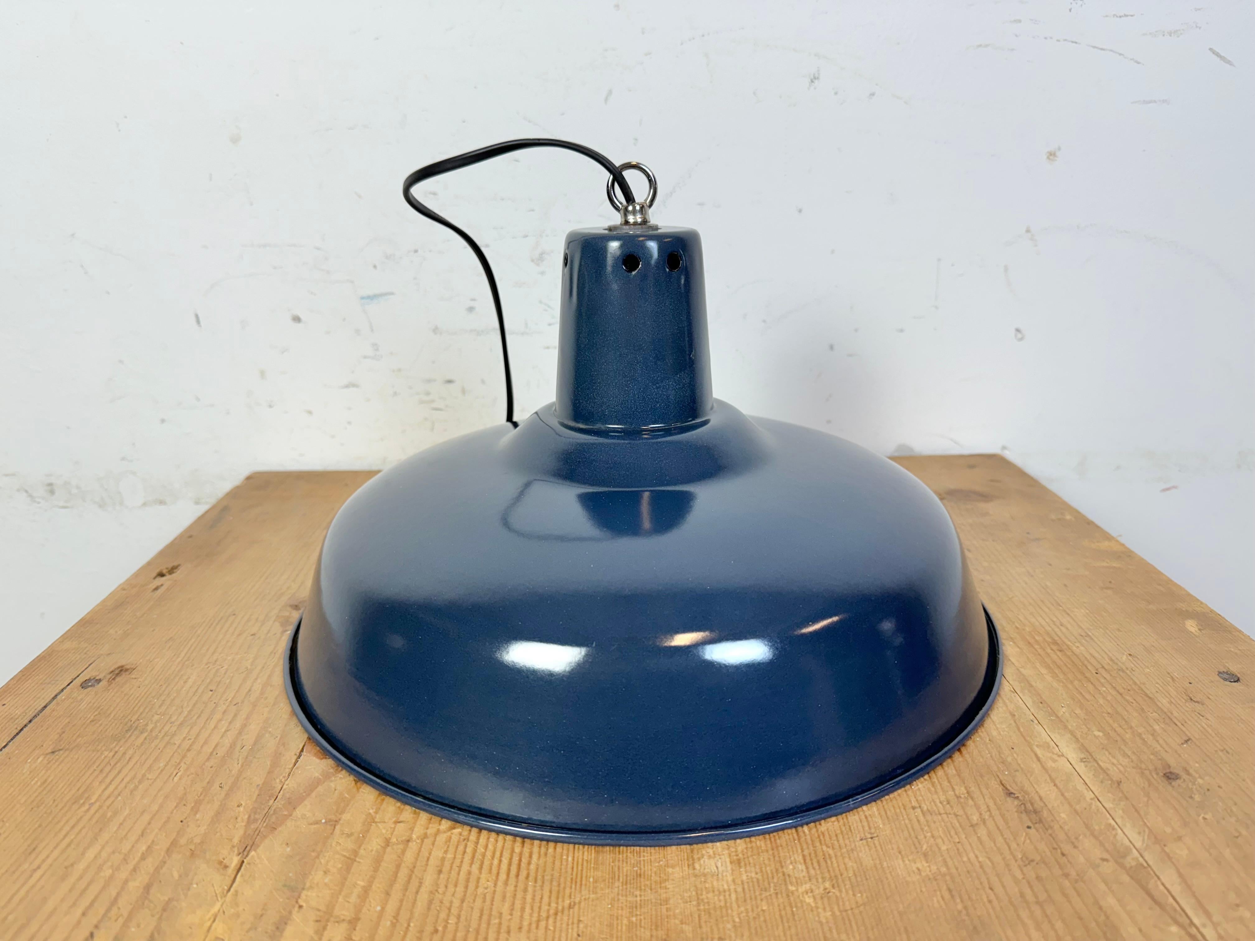 Lampe à suspension industrielle italienne bleu foncé émaillé, années 1960 en vente 8