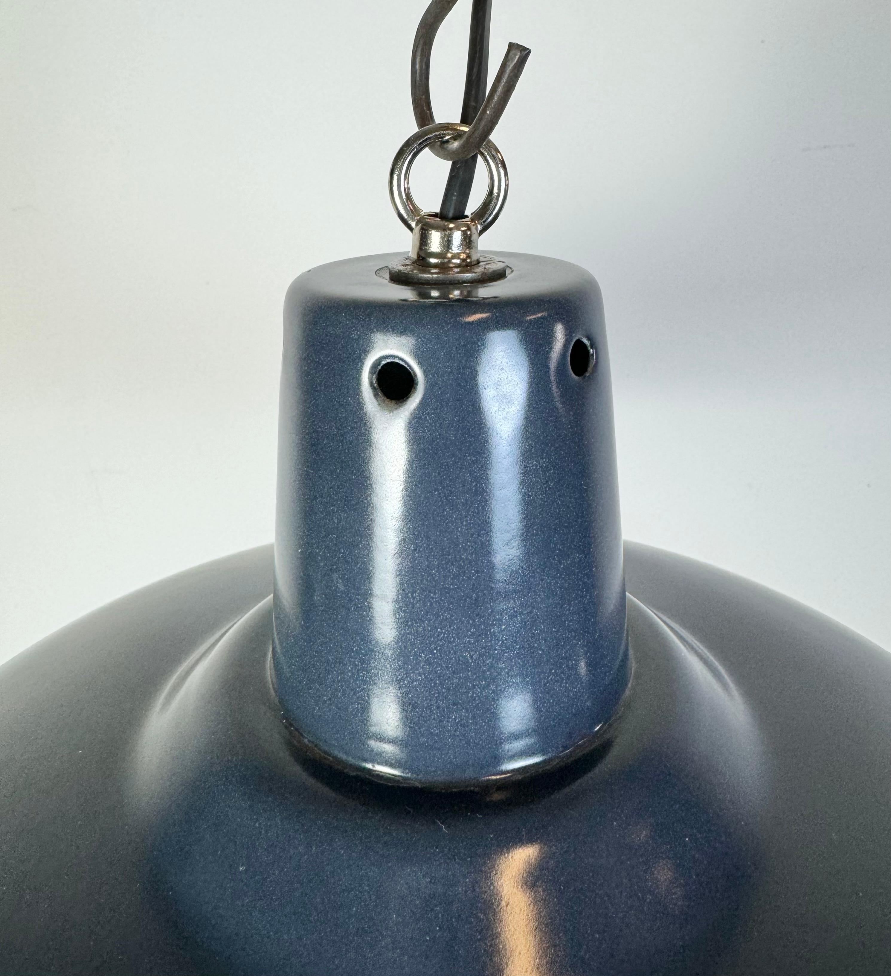 20ième siècle Lampe à suspension industrielle italienne bleu foncé émaillé, années 1960 en vente