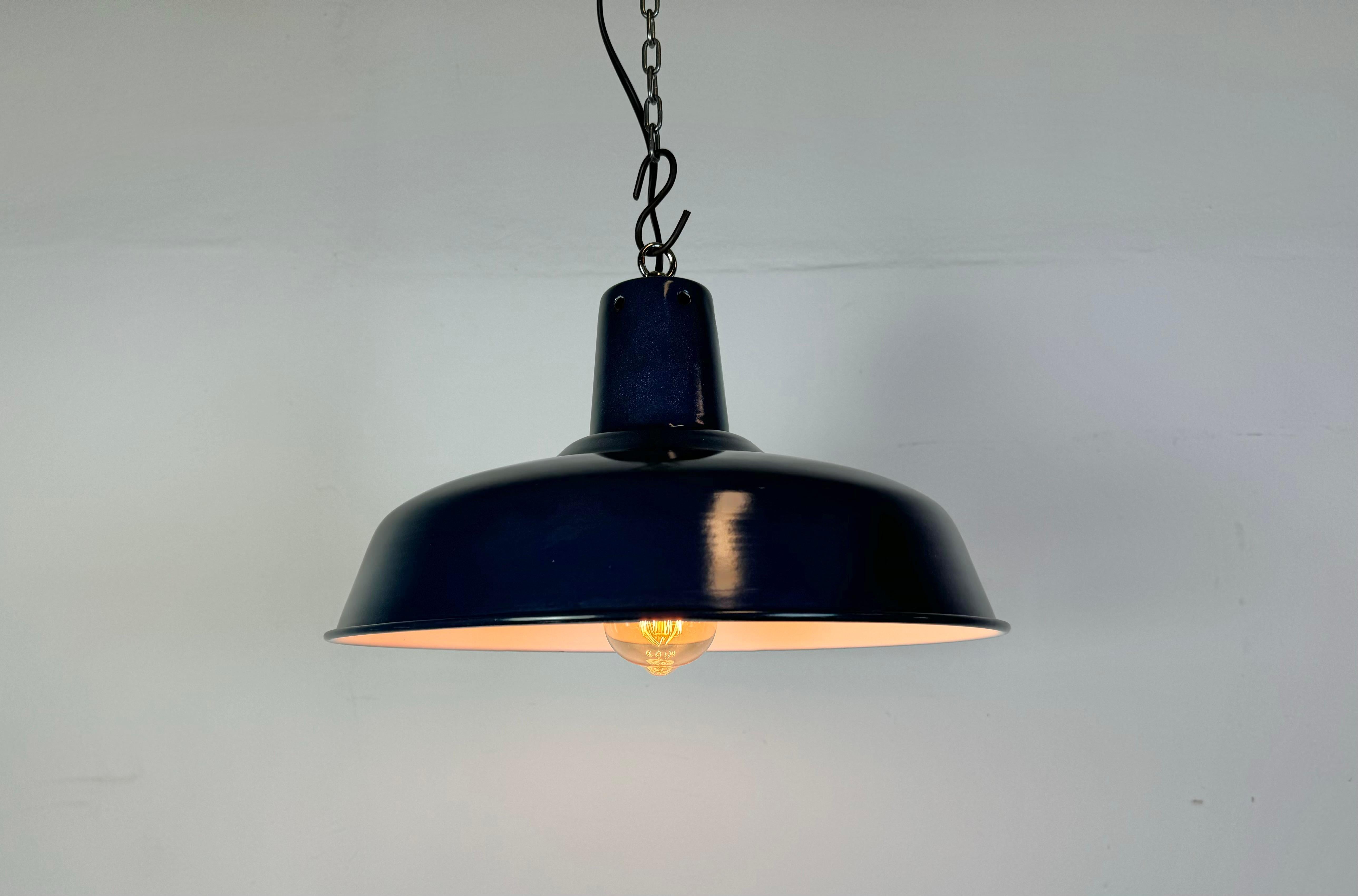 Lampe à suspension industrielle italienne bleu foncé émaillé, années 1960 en vente 1