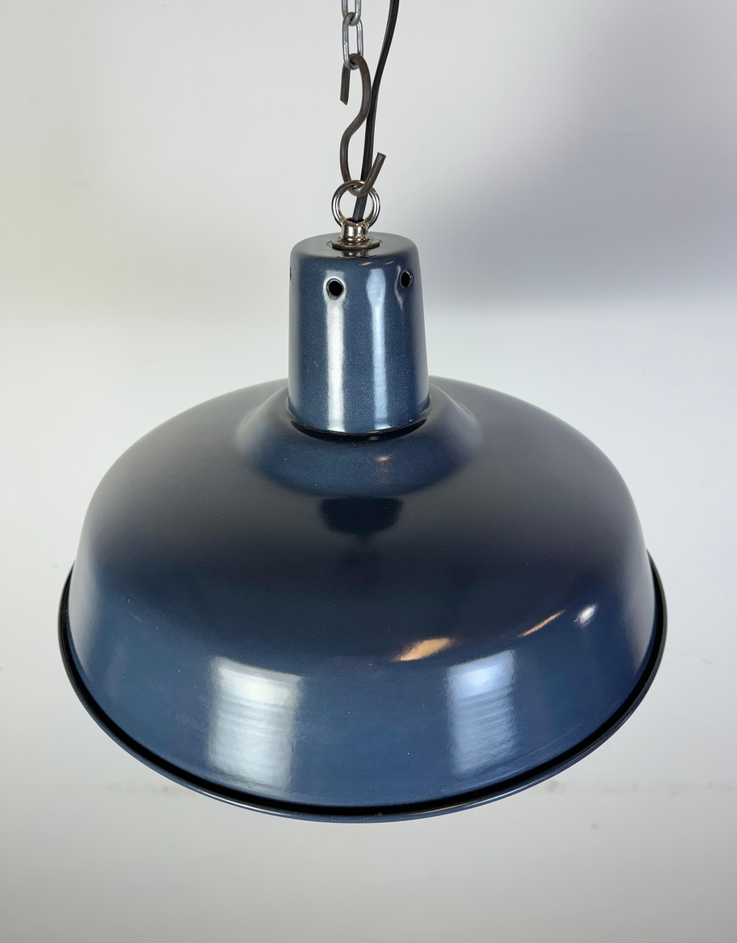 Lampe à suspension industrielle italienne bleu foncé émaillé, années 1960 en vente 2