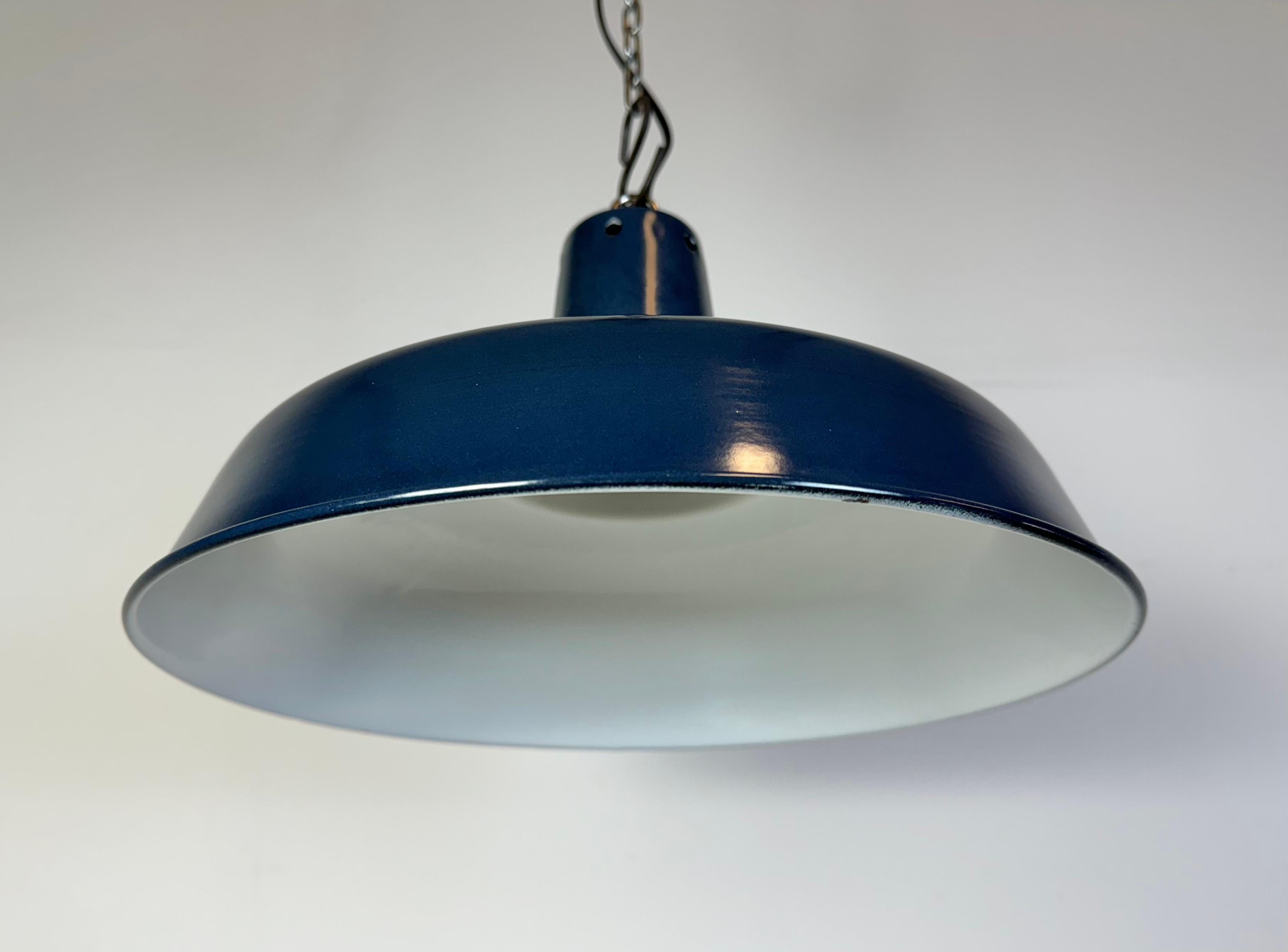 Lampe à suspension industrielle italienne bleu foncé émaillé, années 1960 en vente 3