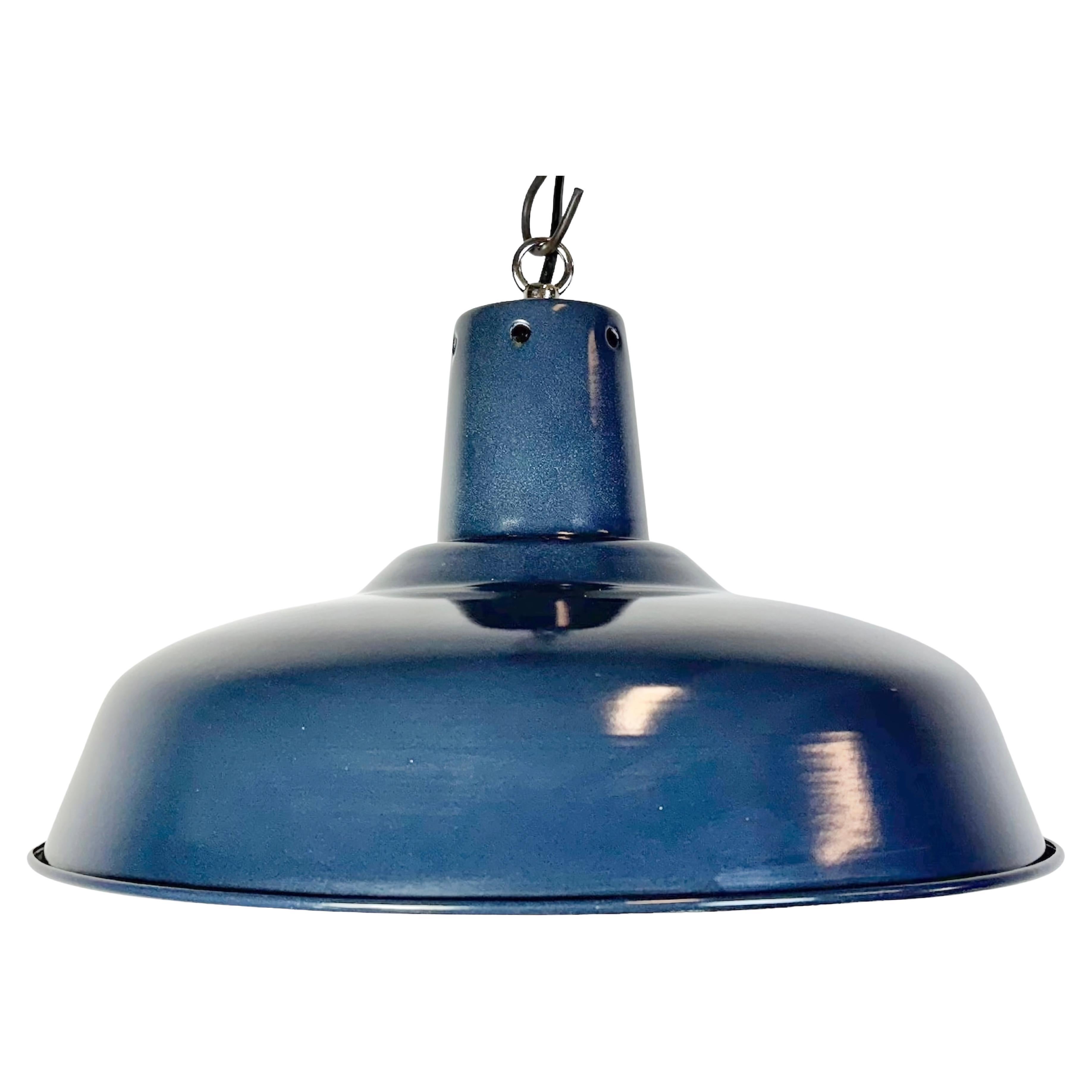 Lampe à suspension industrielle italienne bleu foncé émaillé, années 1960 en vente