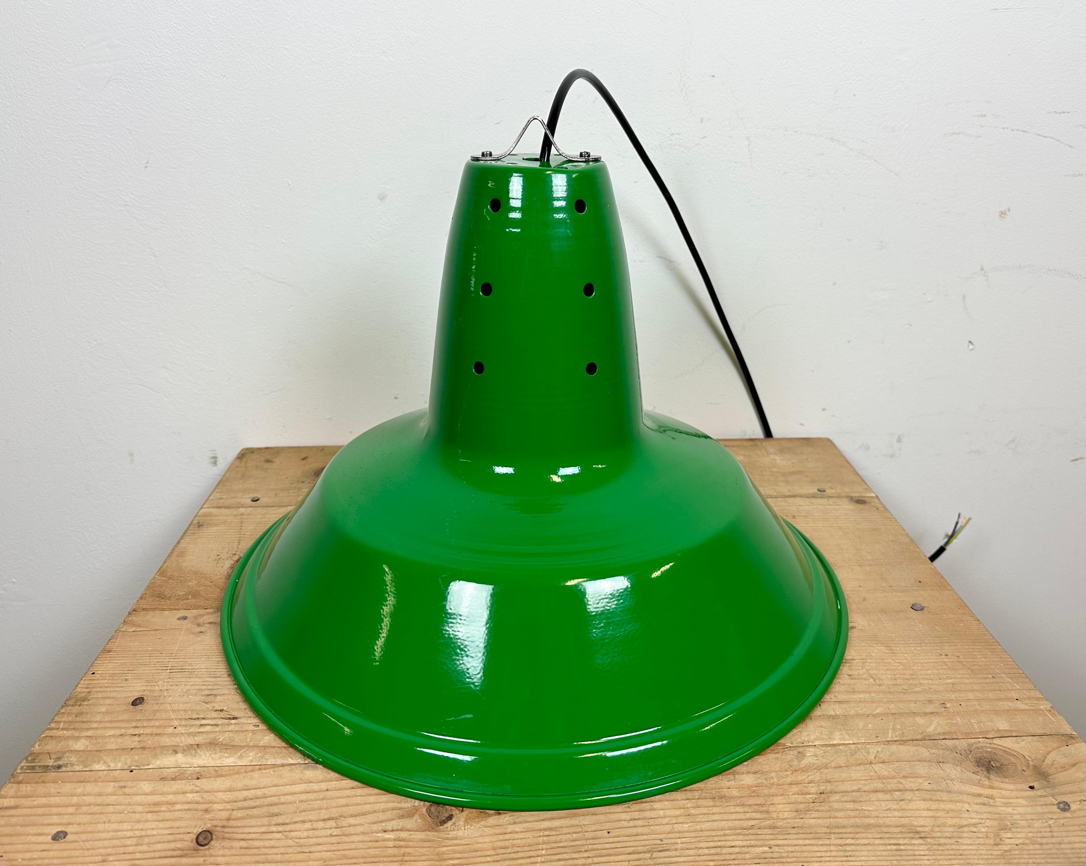 Industrial Italian Green Factory Hanging Lamp, 1970s For Sale 6