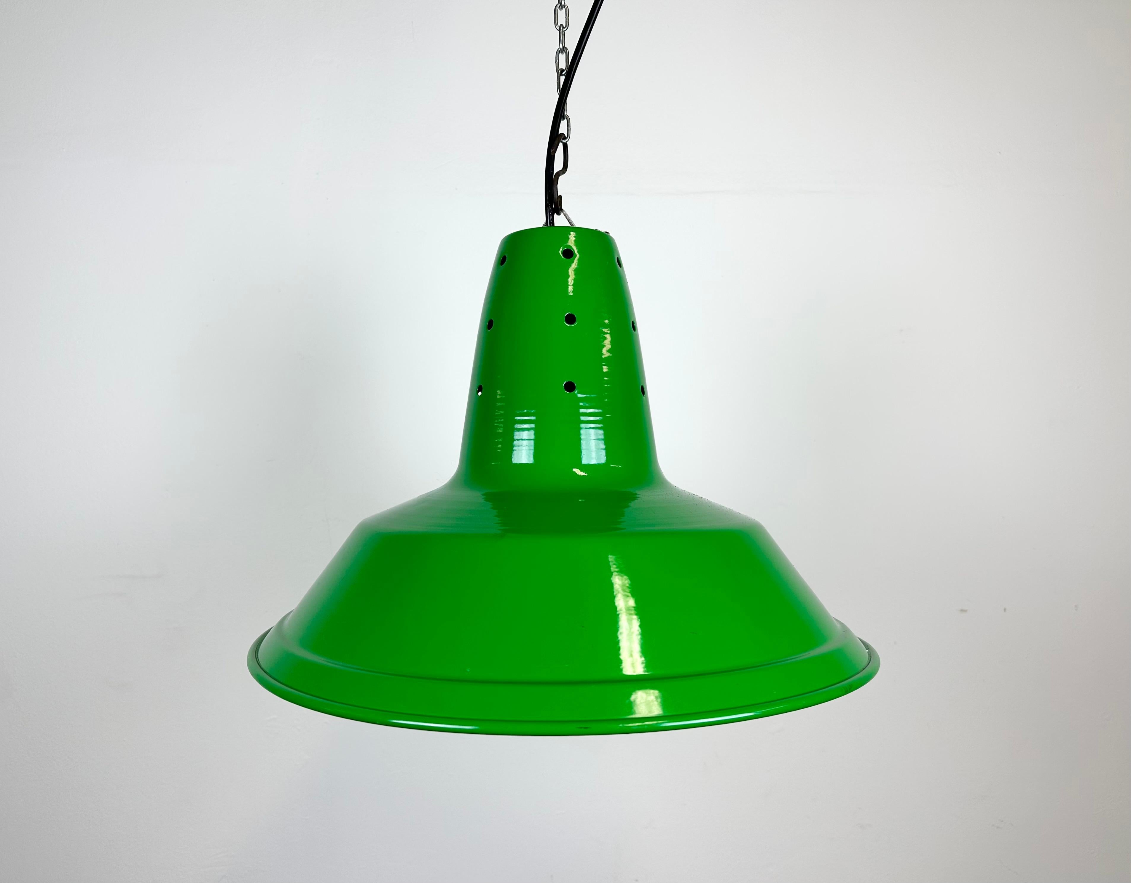 Industrielle, grün lackierte Pendelleuchte aus Eisen, hergestellt in Italien in den 1970er Jahren. Bügelverschluss. Die Fassung ist für Standard-Glühbirnen E 27/ E26 geeignet. Neues Kabel. Vollständig funktionsfähig. Das Gewicht der Lampe beträgt 1