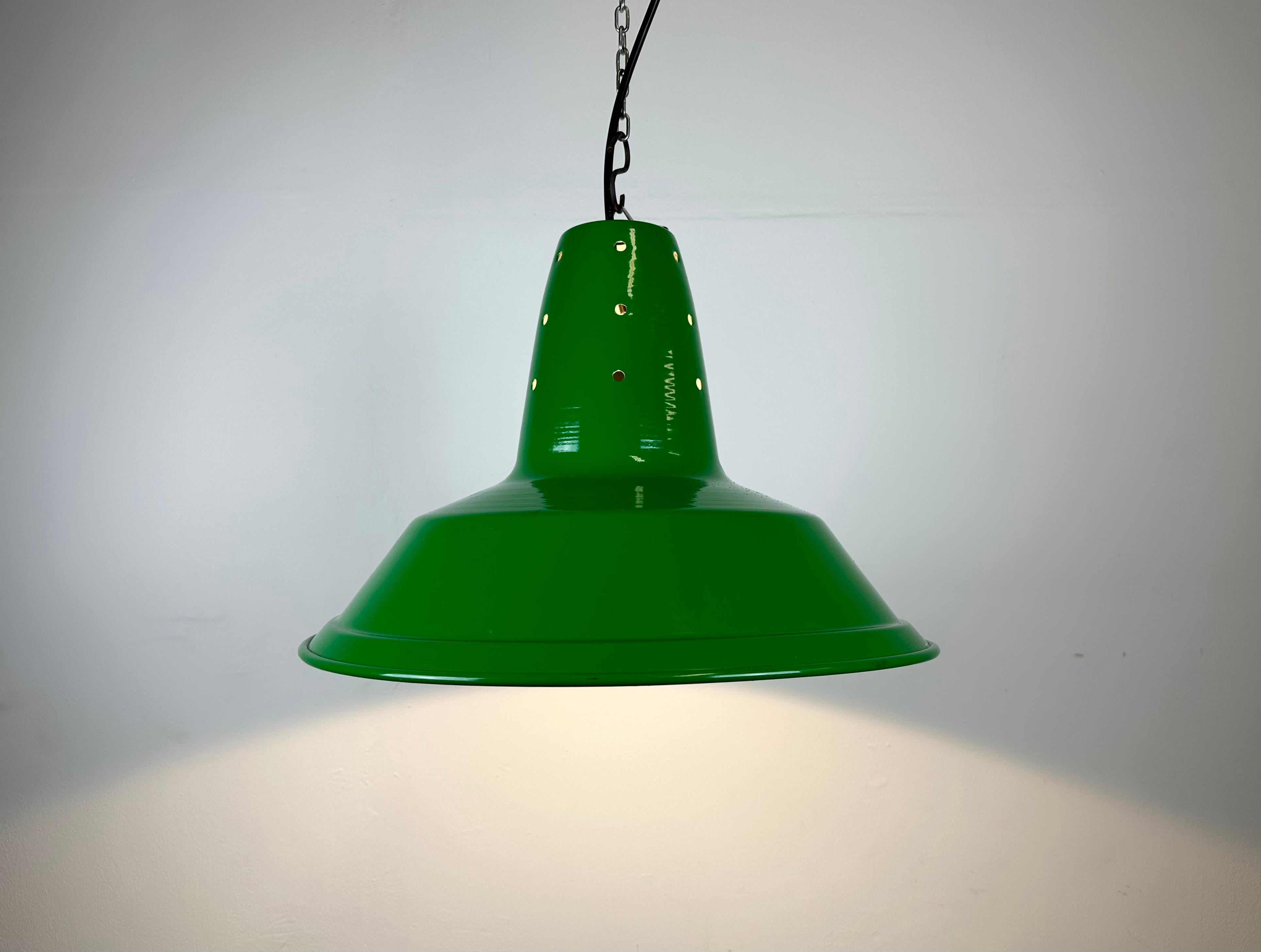 Industrial Italian Green Factory Hanging Lamp, 1970s For Sale 3