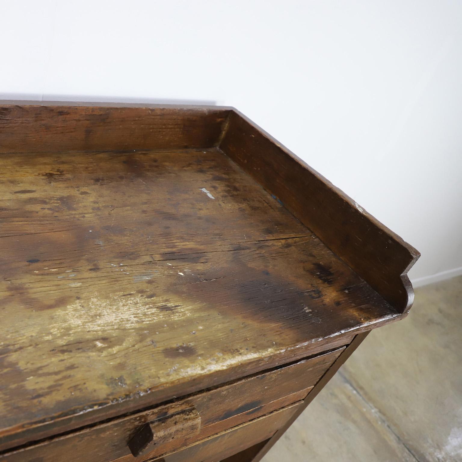 Industrial Jeweler's Bench Work Table In Distressed Condition For Sale In Mexico City, CDMX