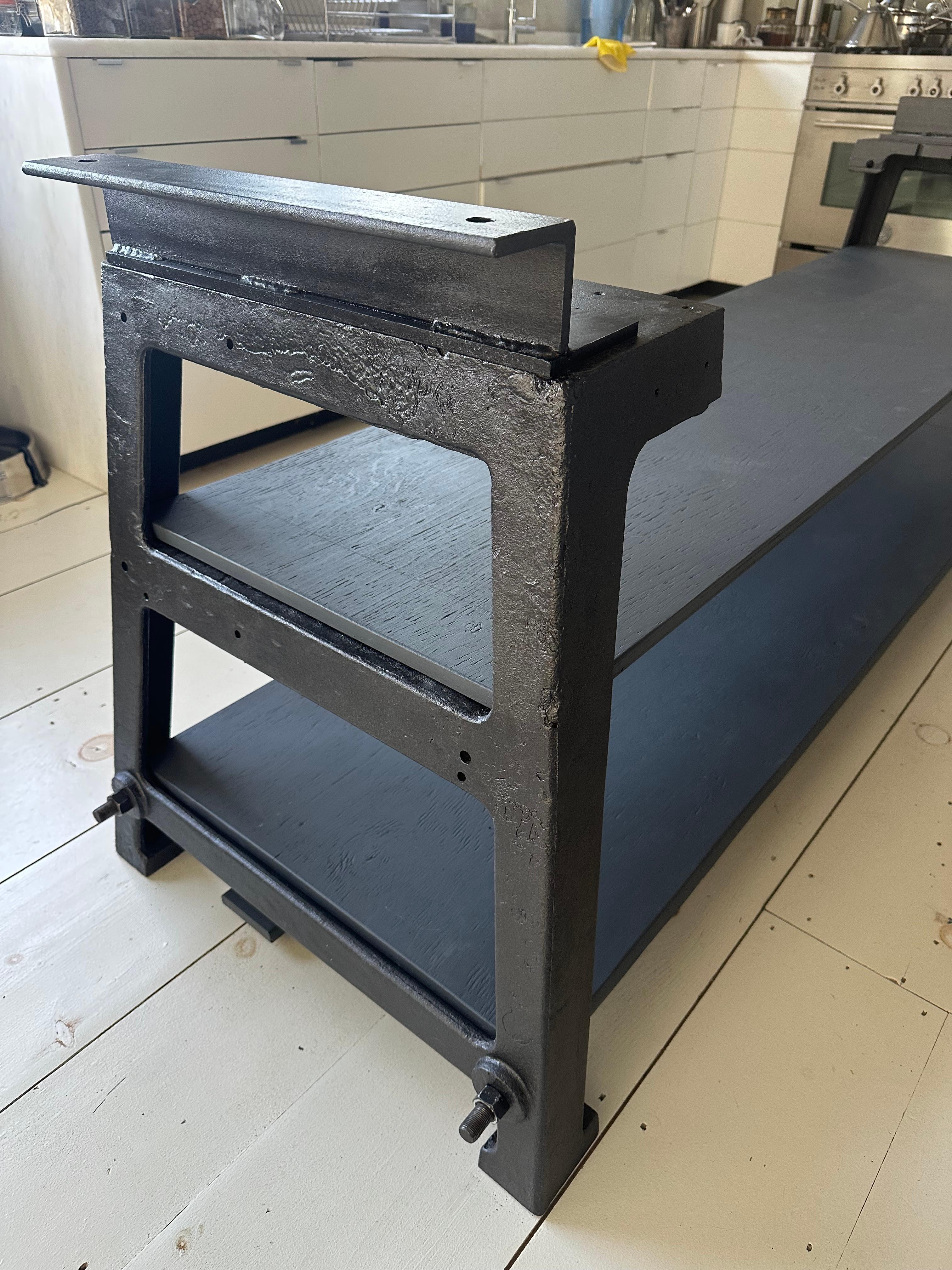 Aggiungi un piano di lavoro a tua scelta: marmo, quarzo, granito, Wood o Butching Block.  La base industriale resistente aggiungerà carattere e stile alla tua cucina o al tuo laboratorio.  La lunghezza può essere regolata in base alle tue esigenze