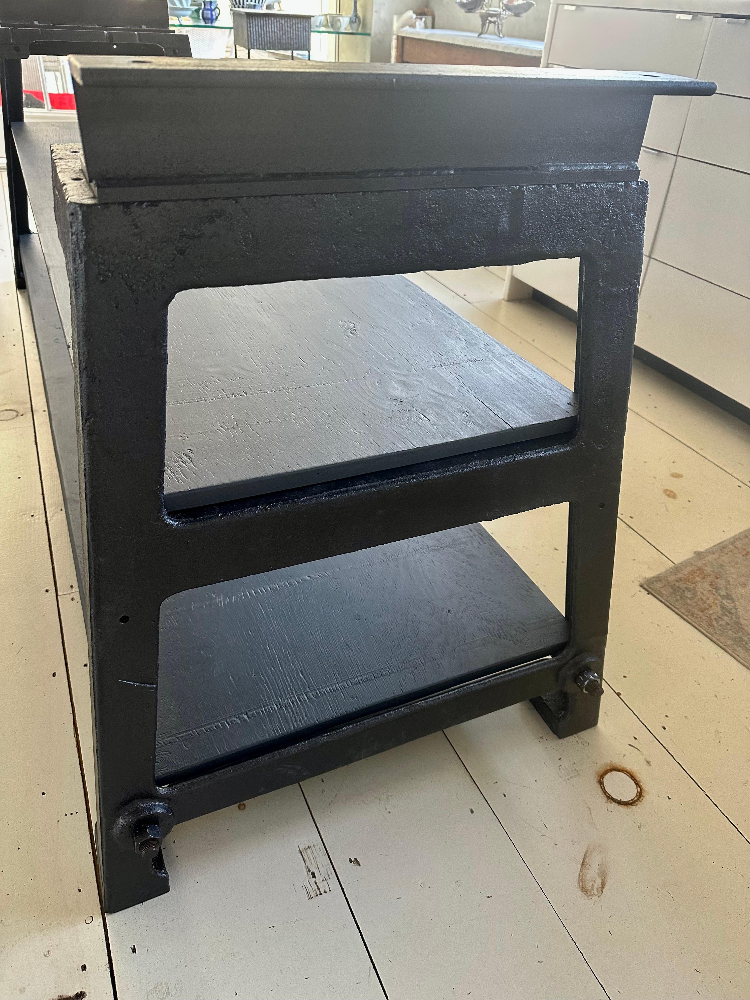 Base per tavolo da lavoro o isola da cucina industriale personalizzata In condizioni buone in vendita a Sheffield, MA