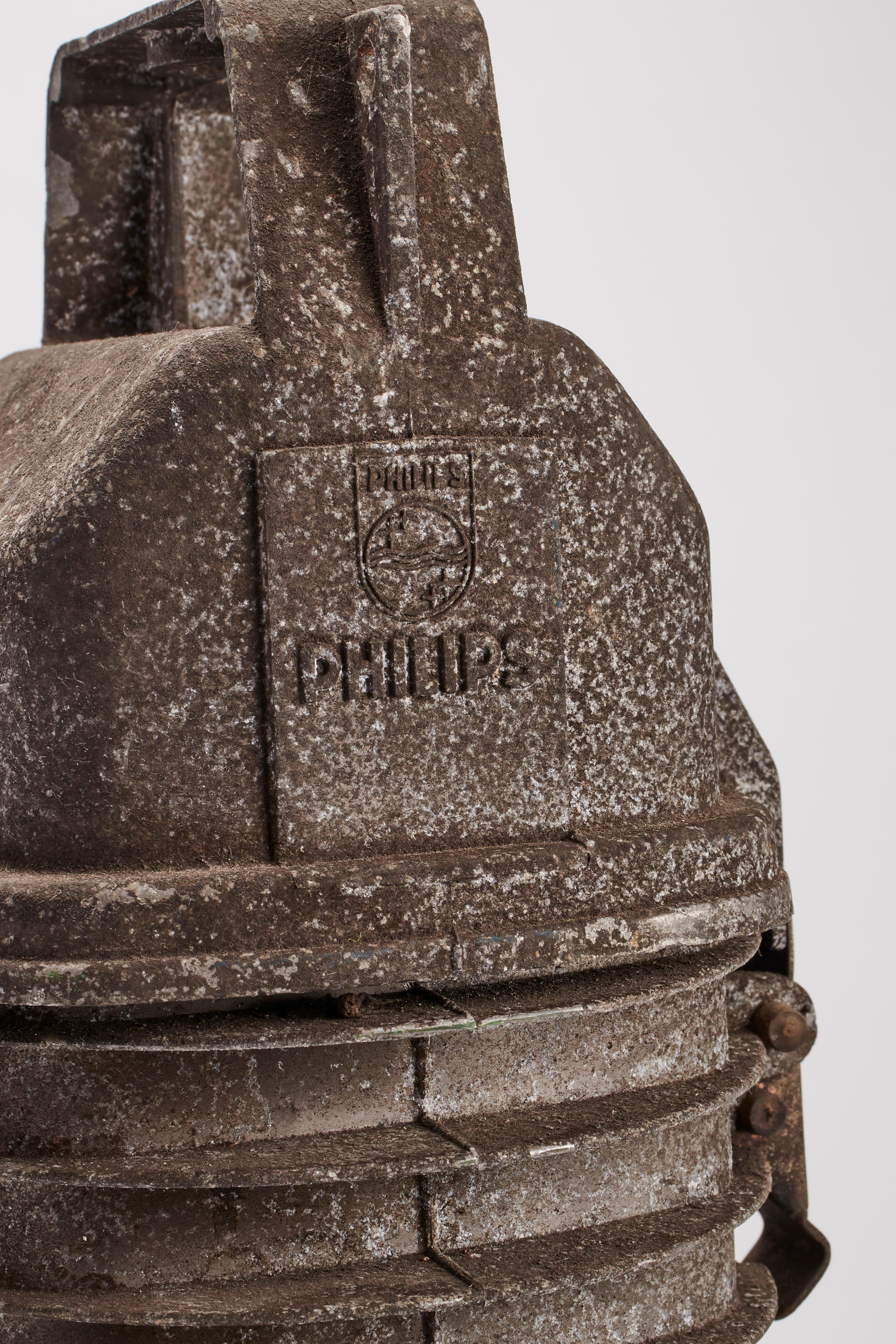 Lampe industrielle avec réservoir en aluminium noir pour le transformateur de tension ; dôme en aluminium, en forme de cône étroit. La lampe est réparée et prête à l'emploi. Philips - Allemagne 1930.