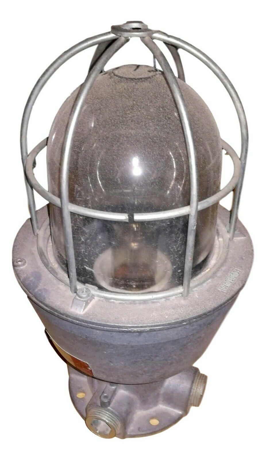 Lampe industrielle produite par Fondisonzo Italie, originale des années 70

Corps en aluminium moulé sous pression, à très haute résistance à la chaleur

A l'intérieur, il y a toujours une grande lampe originale de l'époque

Taille : Hauteur