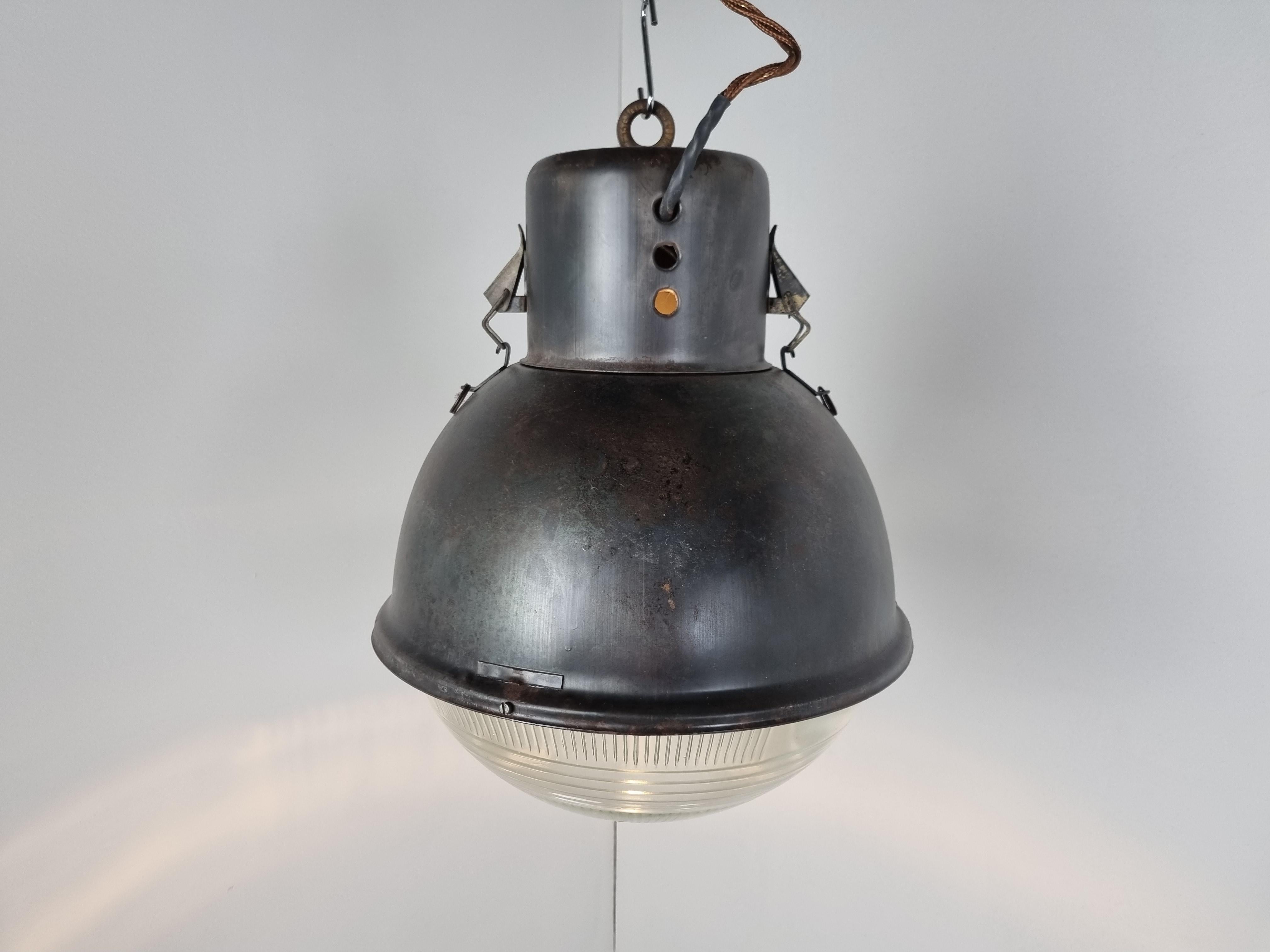 Industriel Lampes industrielles avec verre, années 1930 en vente