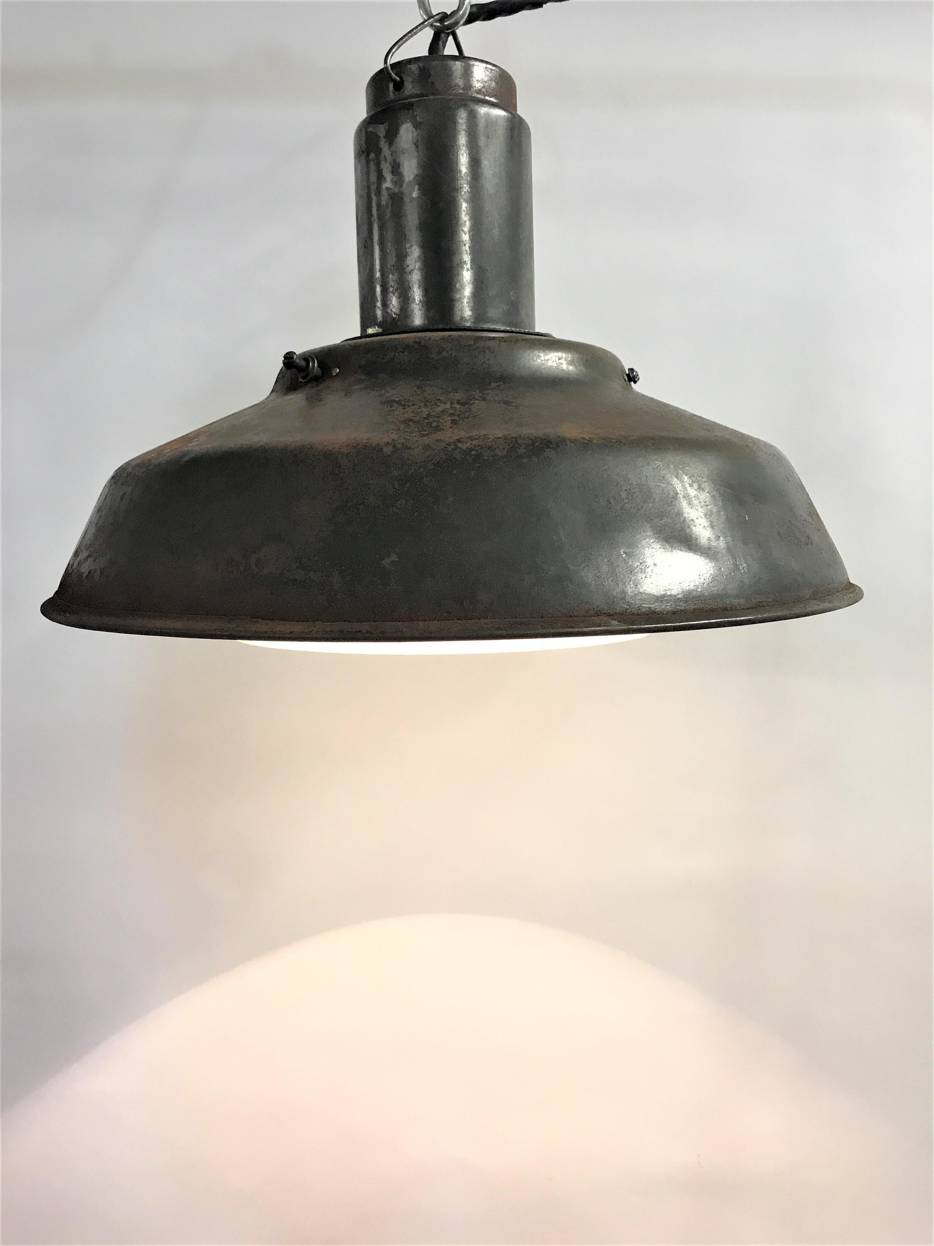 Industrielle Lampen aus Opalglas mit Opalglas, 1960er Jahre im Angebot 4