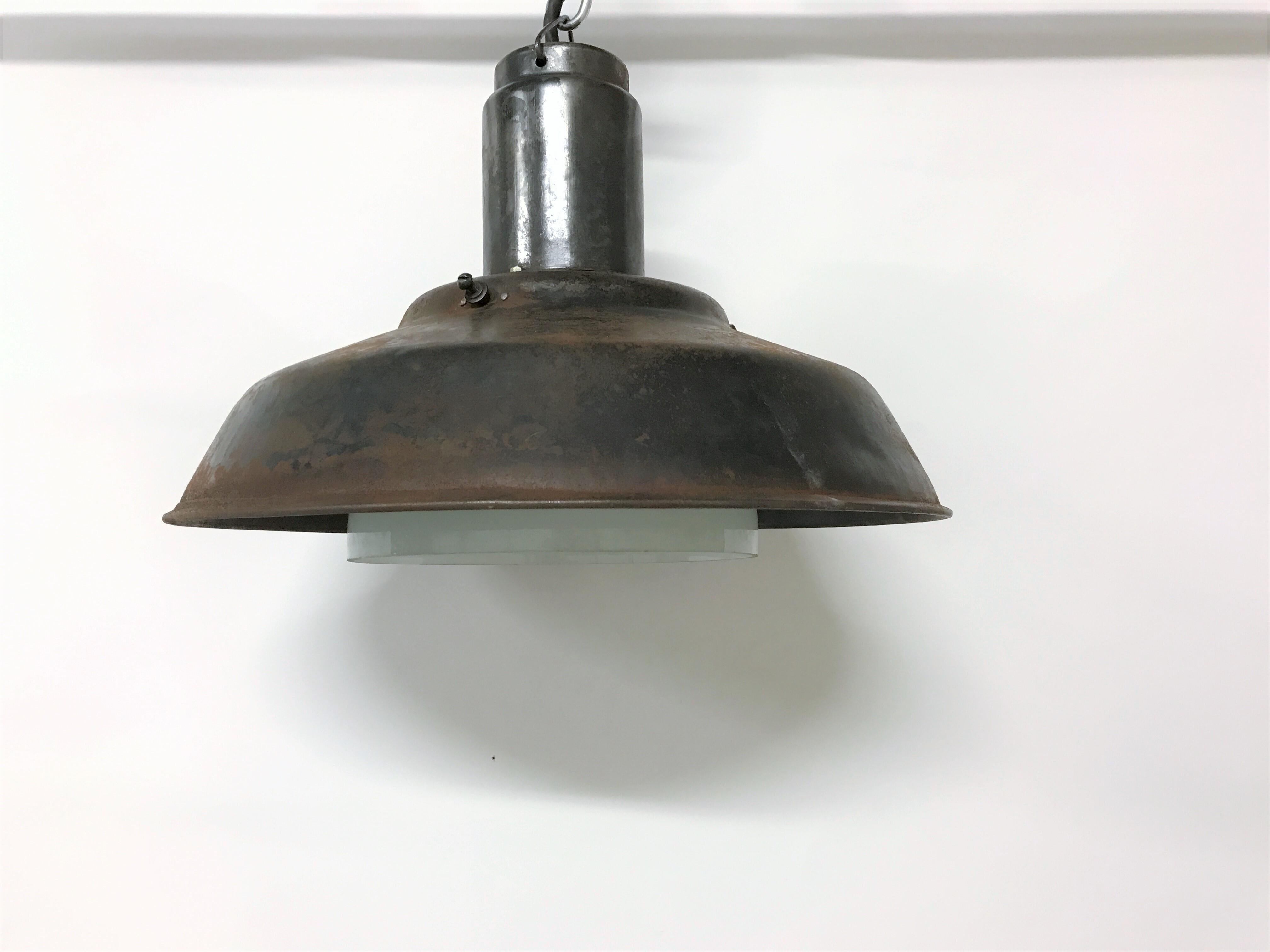 Industrielle Lampen aus Opalglas mit Opalglas, 1960er Jahre im Zustand „Gut“ im Angebot in Leuven, Vlaams Gewest