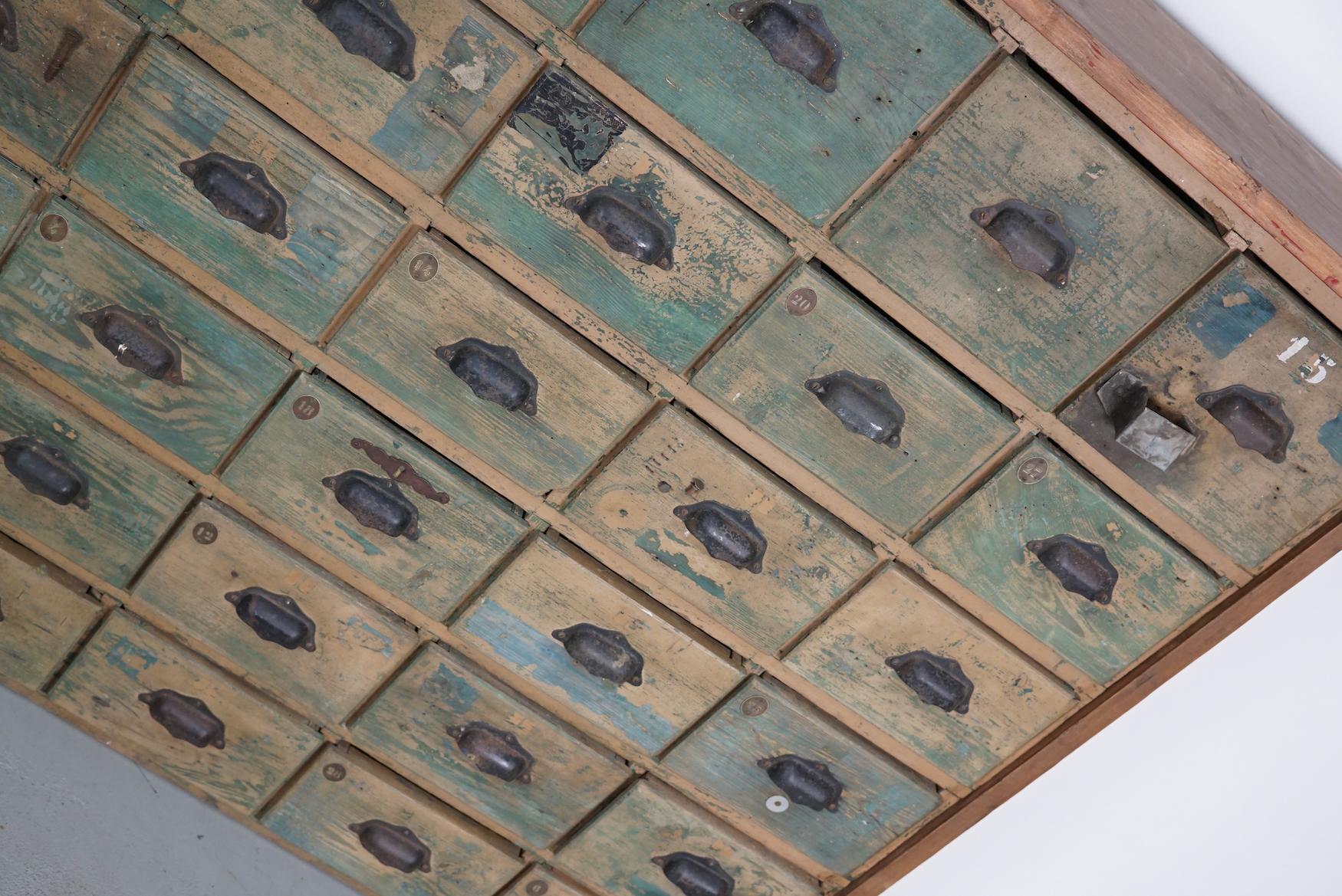 Großer französischer Schrank aus lackiertem Kiefernholz für Eisenwaren, 1950er Jahre im Angebot 4