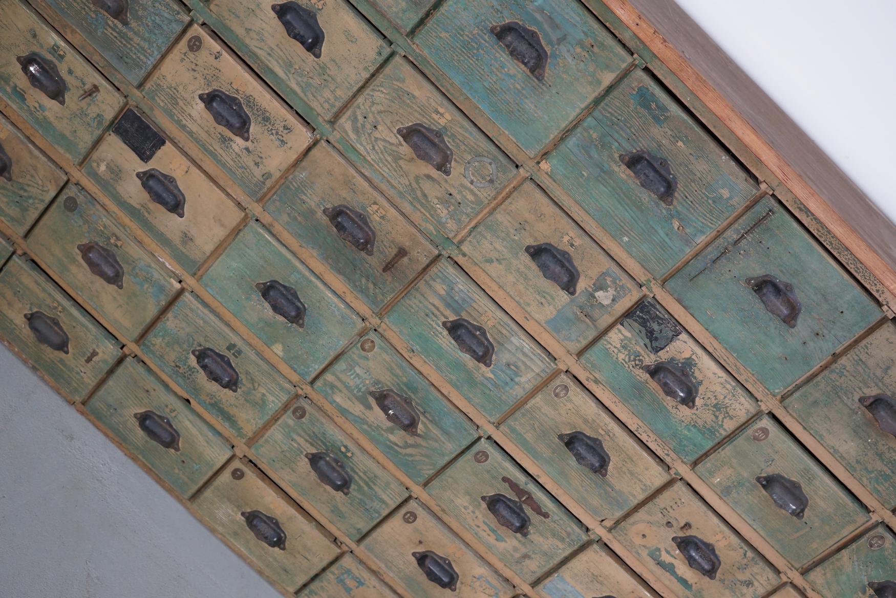 Großer französischer Schrank aus lackiertem Kiefernholz für Eisenwaren, 1950er Jahre im Angebot 5