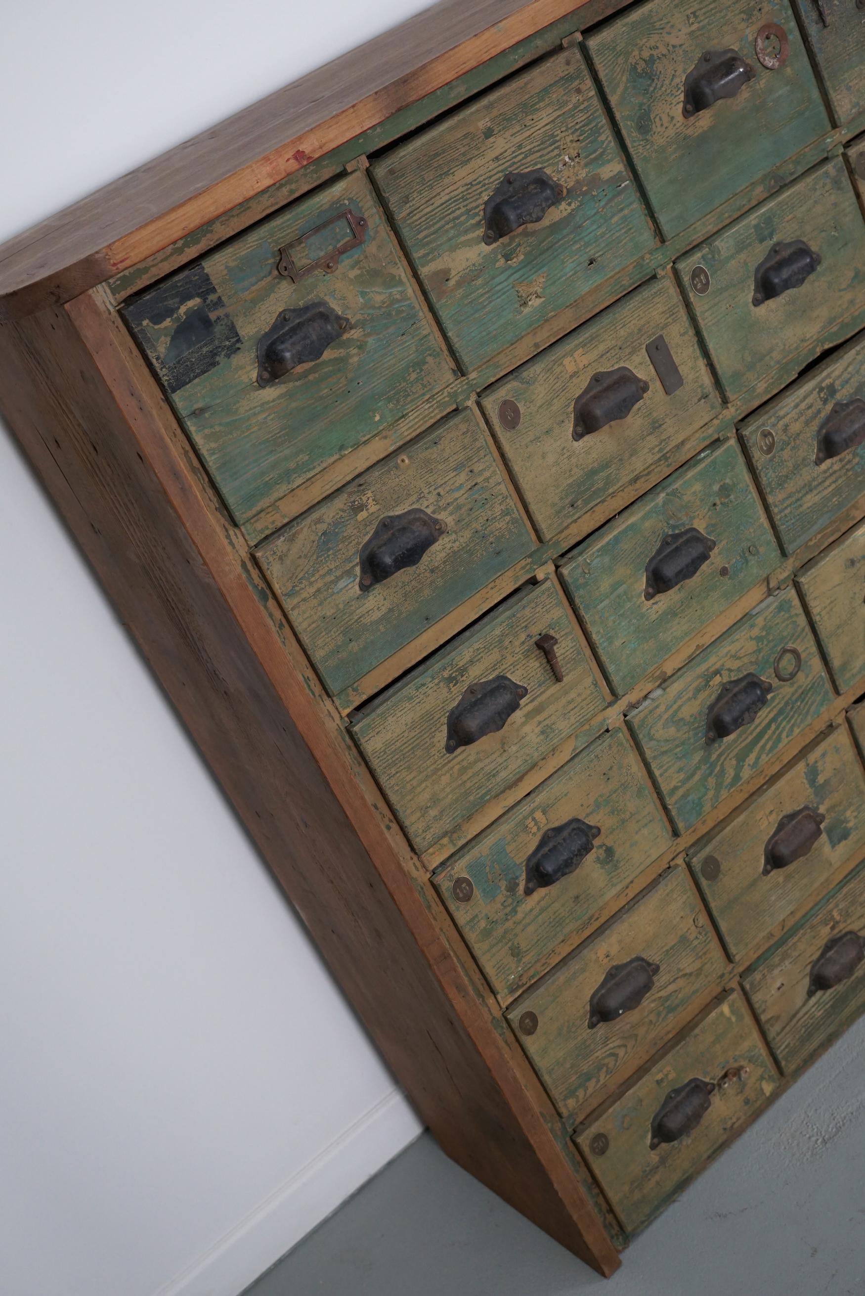 Großer französischer Schrank aus lackiertem Kiefernholz für Eisenwaren, 1950er Jahre im Angebot 6