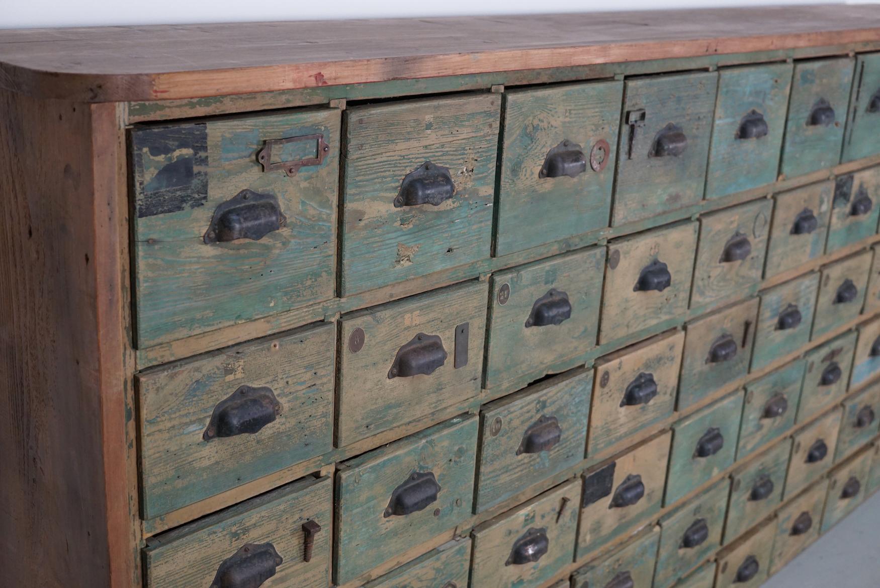 Großer französischer Schrank aus lackiertem Kiefernholz für Eisenwaren, 1950er Jahre im Angebot 7