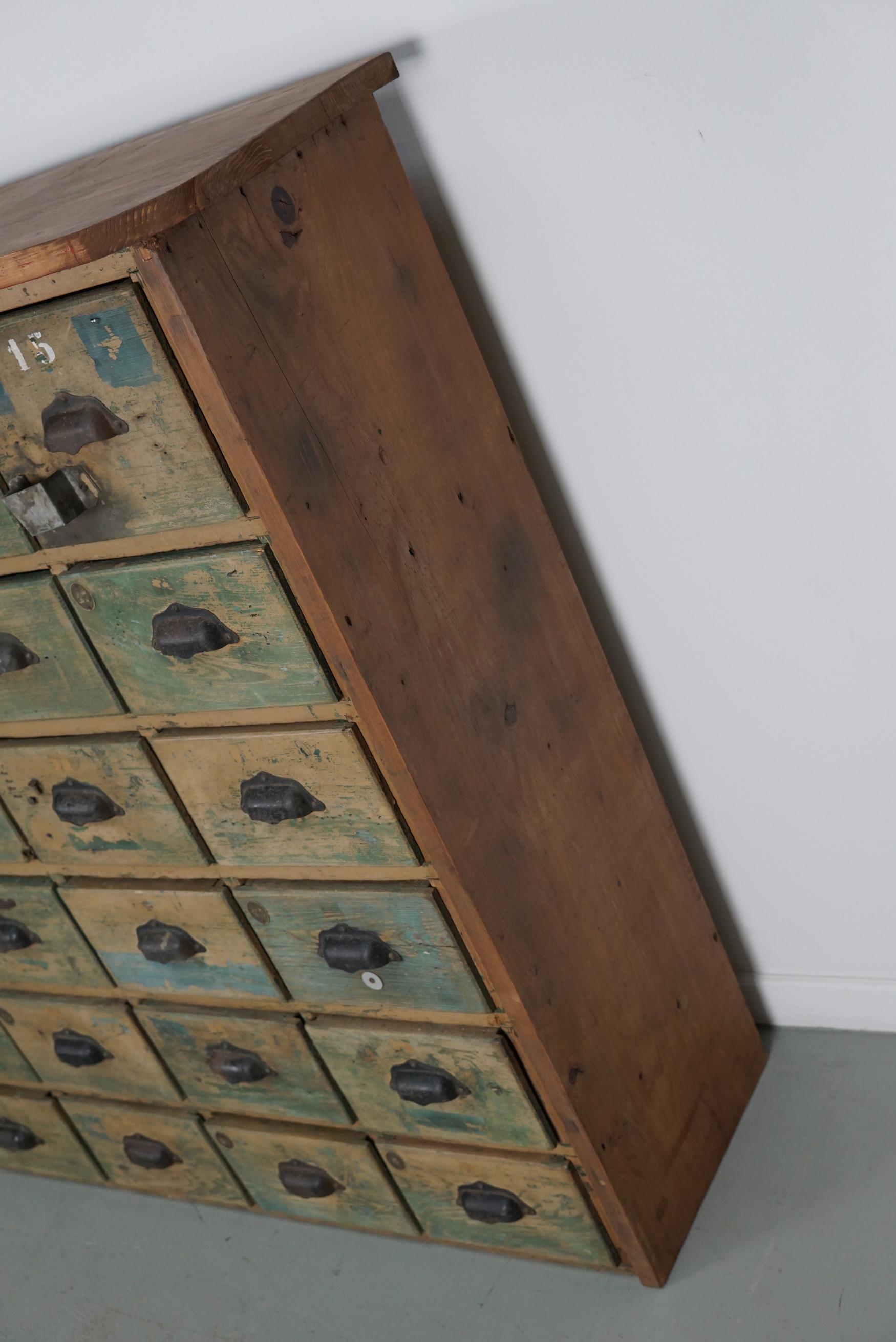 Großer französischer Schrank aus lackiertem Kiefernholz für Eisenwaren, 1950er Jahre im Angebot 8