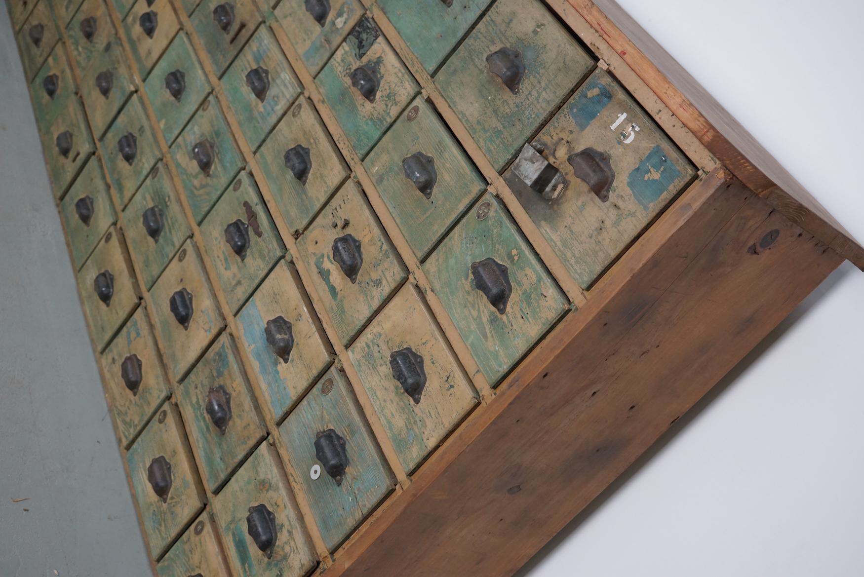 Großer französischer Schrank aus lackiertem Kiefernholz für Eisenwaren, 1950er Jahre im Angebot 9