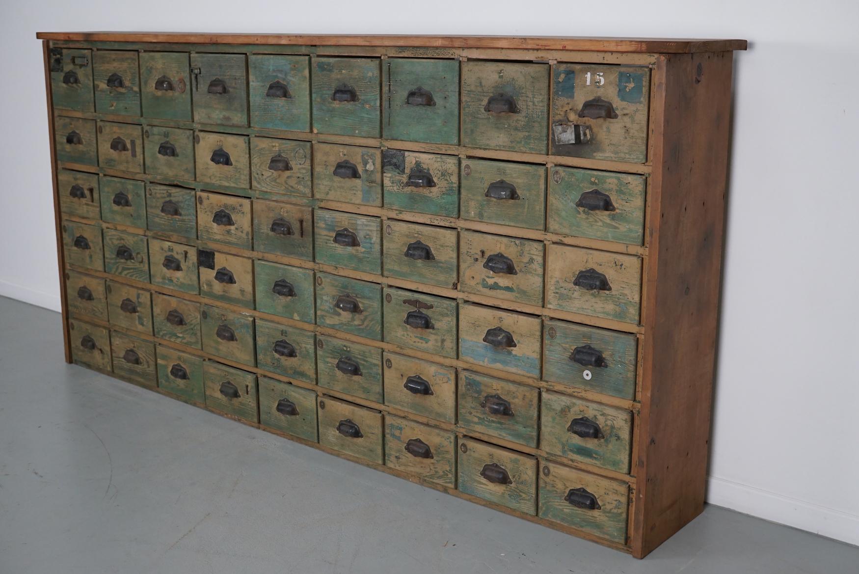 Großer französischer Schrank aus lackiertem Kiefernholz für Eisenwaren, 1950er Jahre im Angebot 10
